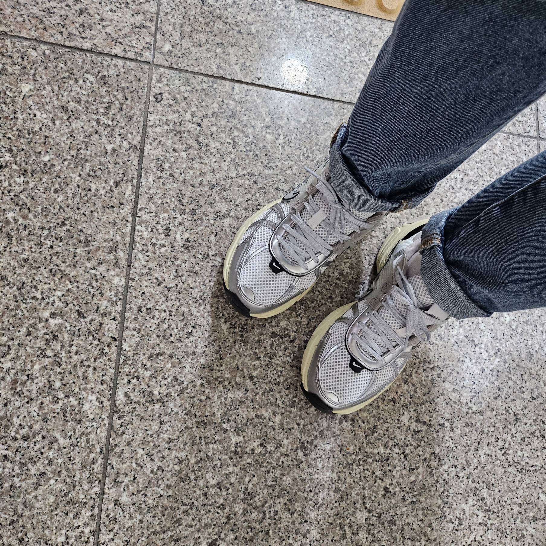 Nike V2K Run Summit White Metallic Silver 착용 스타일 - 3