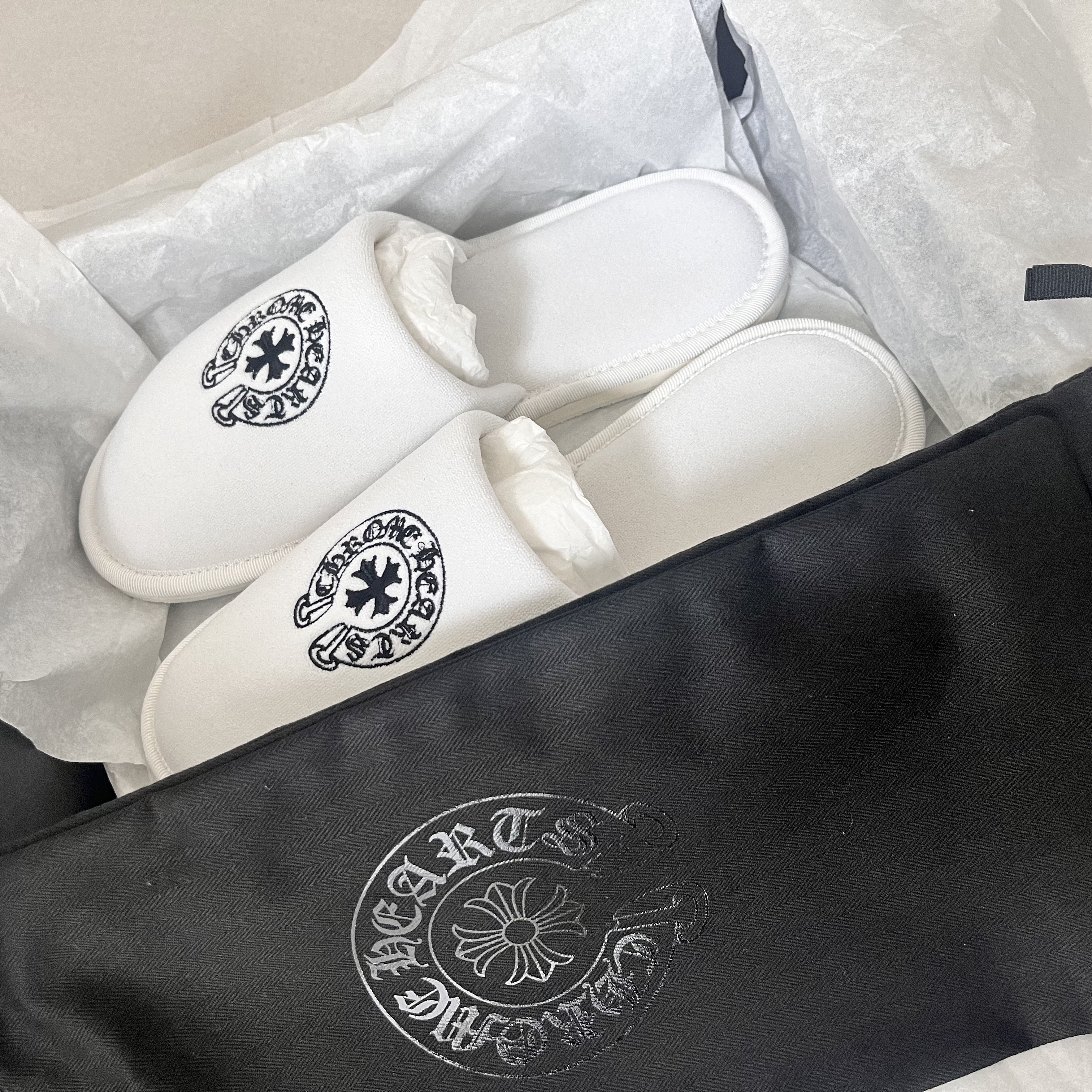 Chrome Hearts Hotel Slippers White 착용 스타일 - 1