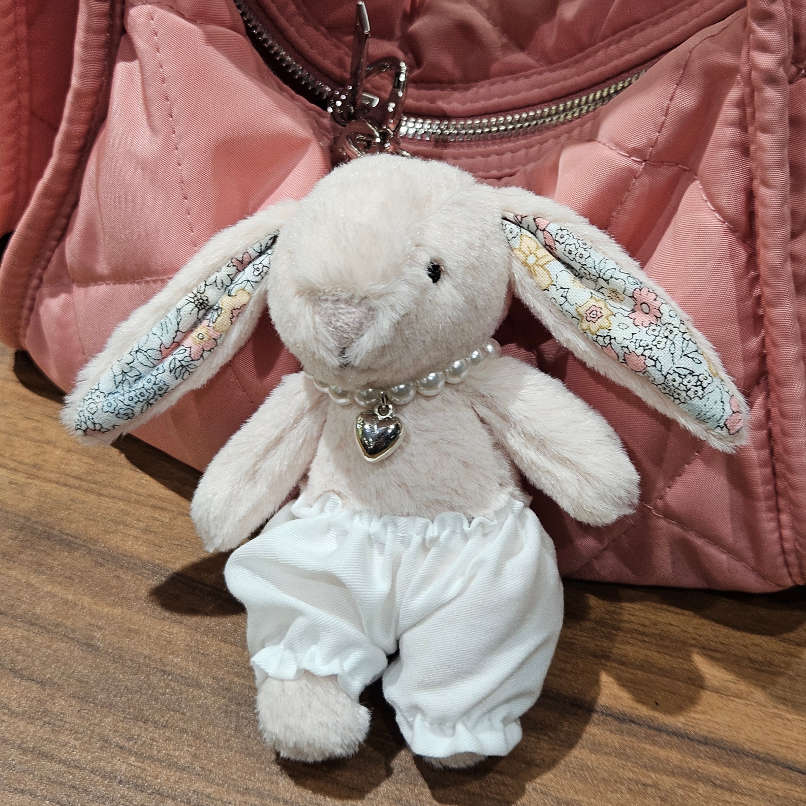 COS Diamond Quilted Mini Crossbody Bag Pink, Jellycat Blossom Bunny Bag Charm Blush 착용 스타일 - 2