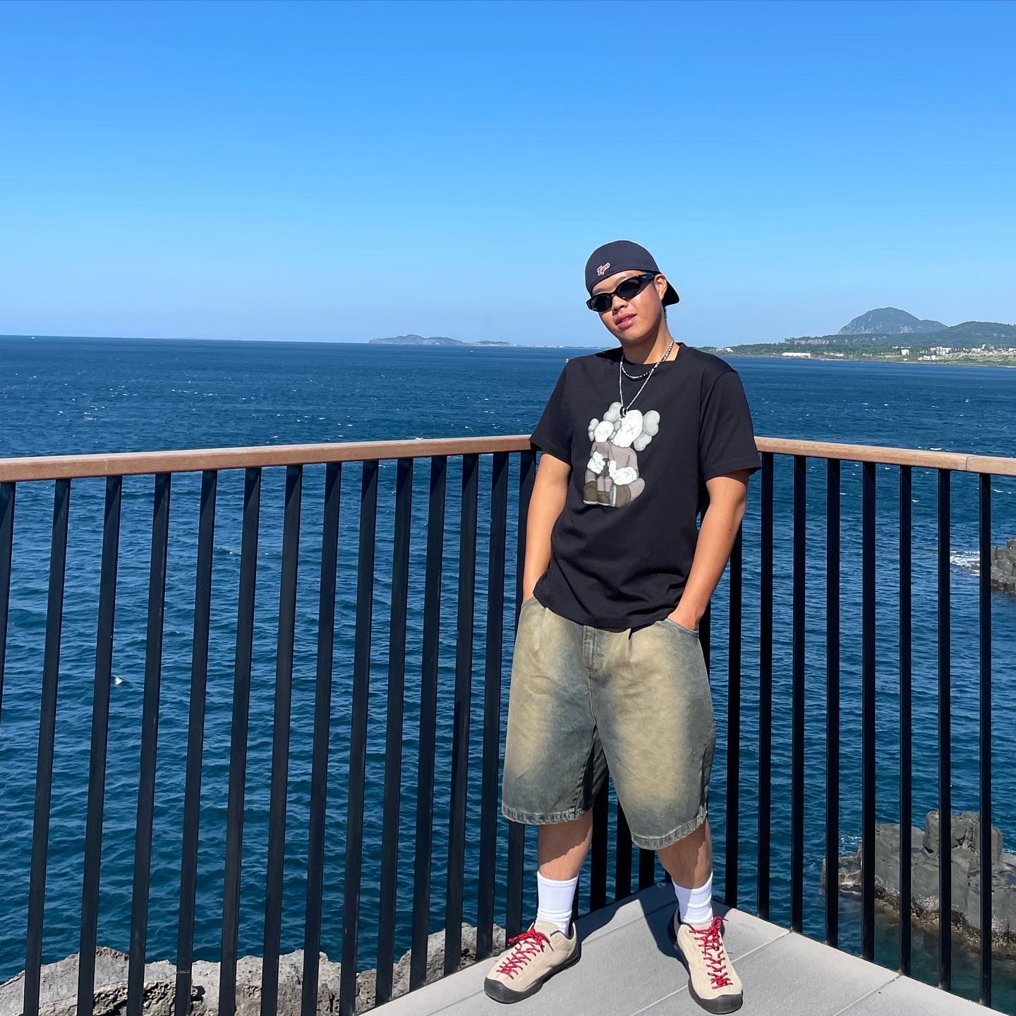 Uniqlo UT x Kaws Short Sleeve Graphic T-Shirt Black, Keen Jasper Suede Sneakers Silver Mink 착용 스타일 - 2