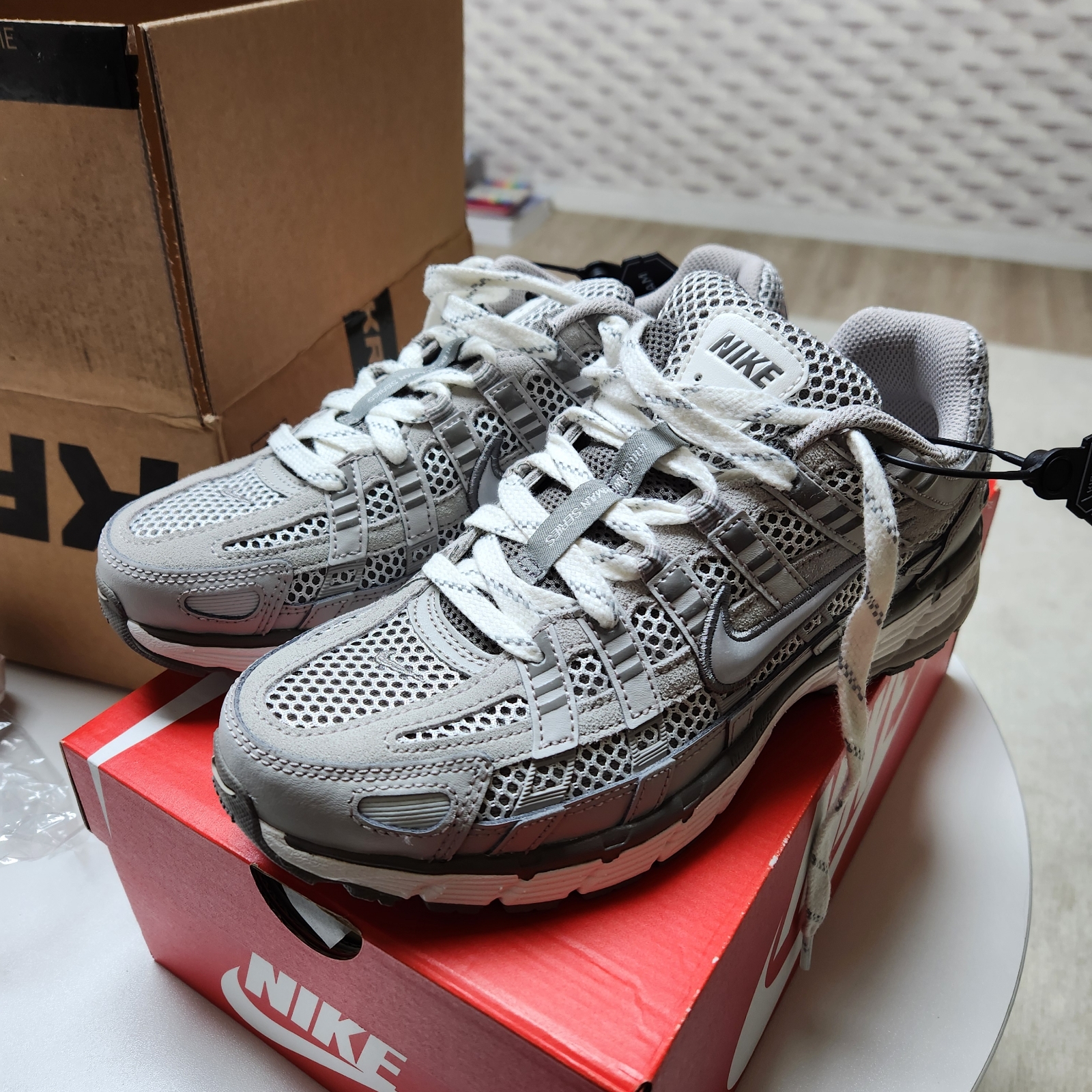 Nike P-6000 PRM Light Iron Ore 착용 스타일