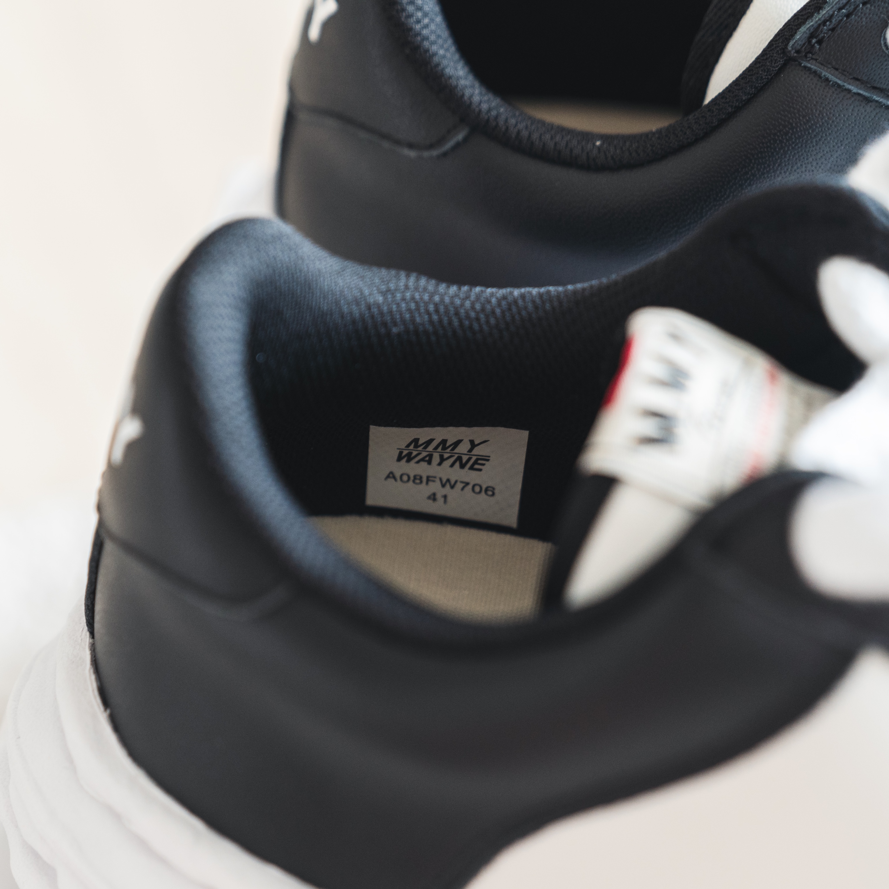 Maison Mihara Yasuhiro Wayne OG Sole Leather Low-top Sneakers Black White 착용 스타일 - 7
