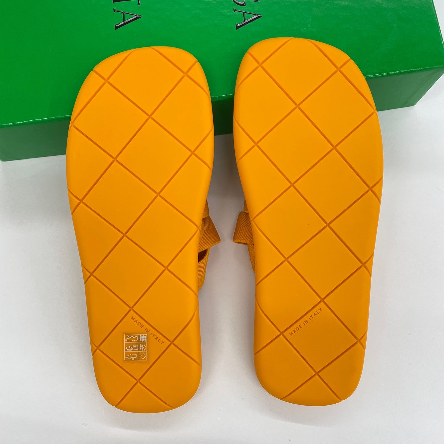 Bottega Veneta Plat Mule Tangerine 착용 스타일 - 4