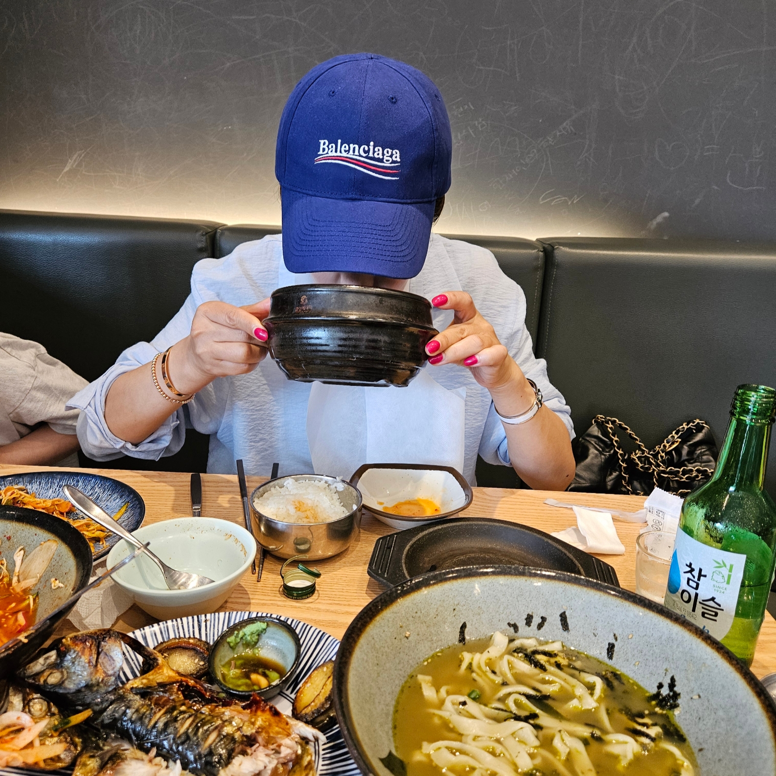 Balenciaga Political Campaign Cap Blue, (W) Hermes Egerie Sandal Noir 착용 스타일 - 3
