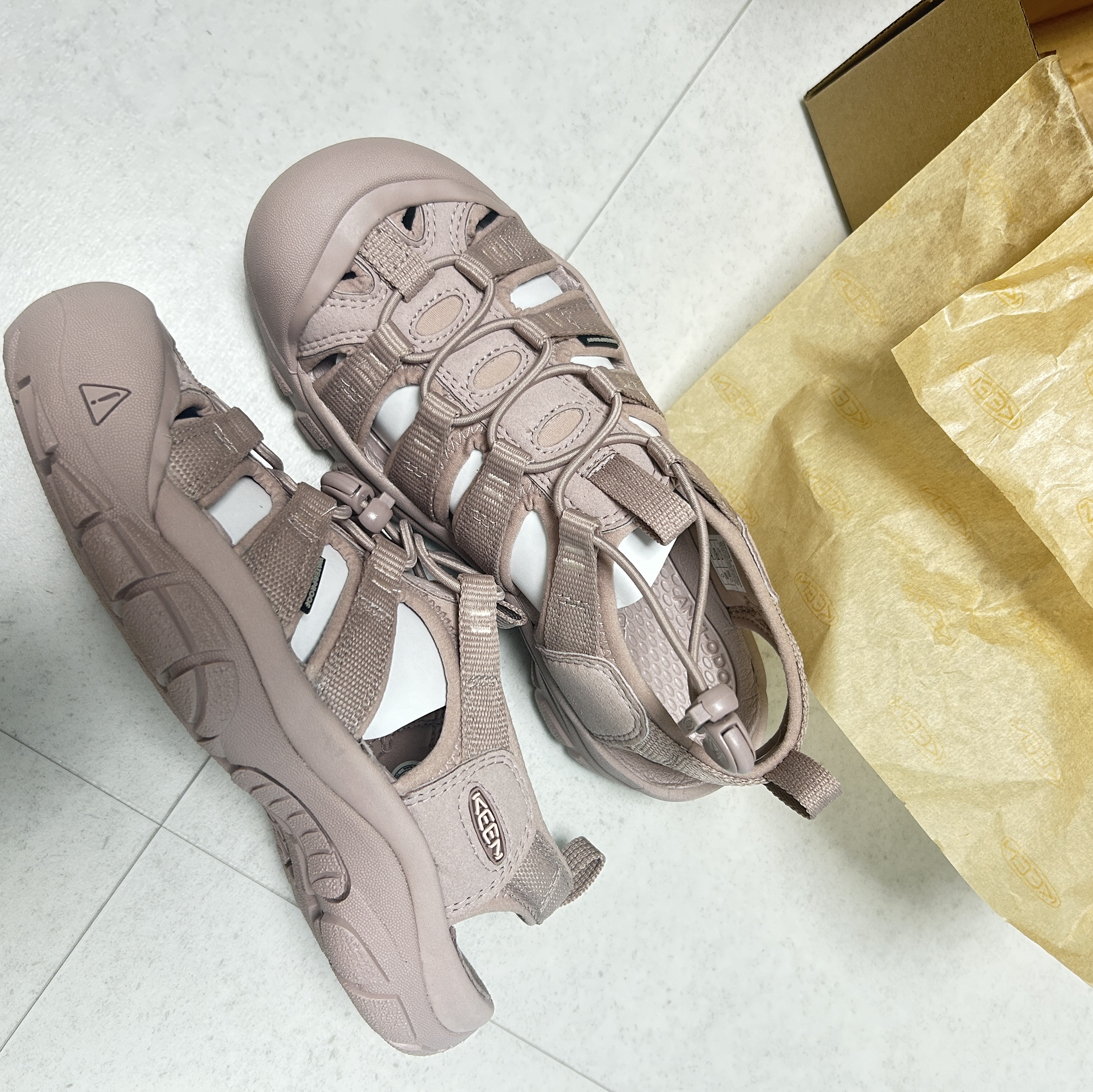 (W) Keen Newport H2 Monochrome Fawn 착용 스타일