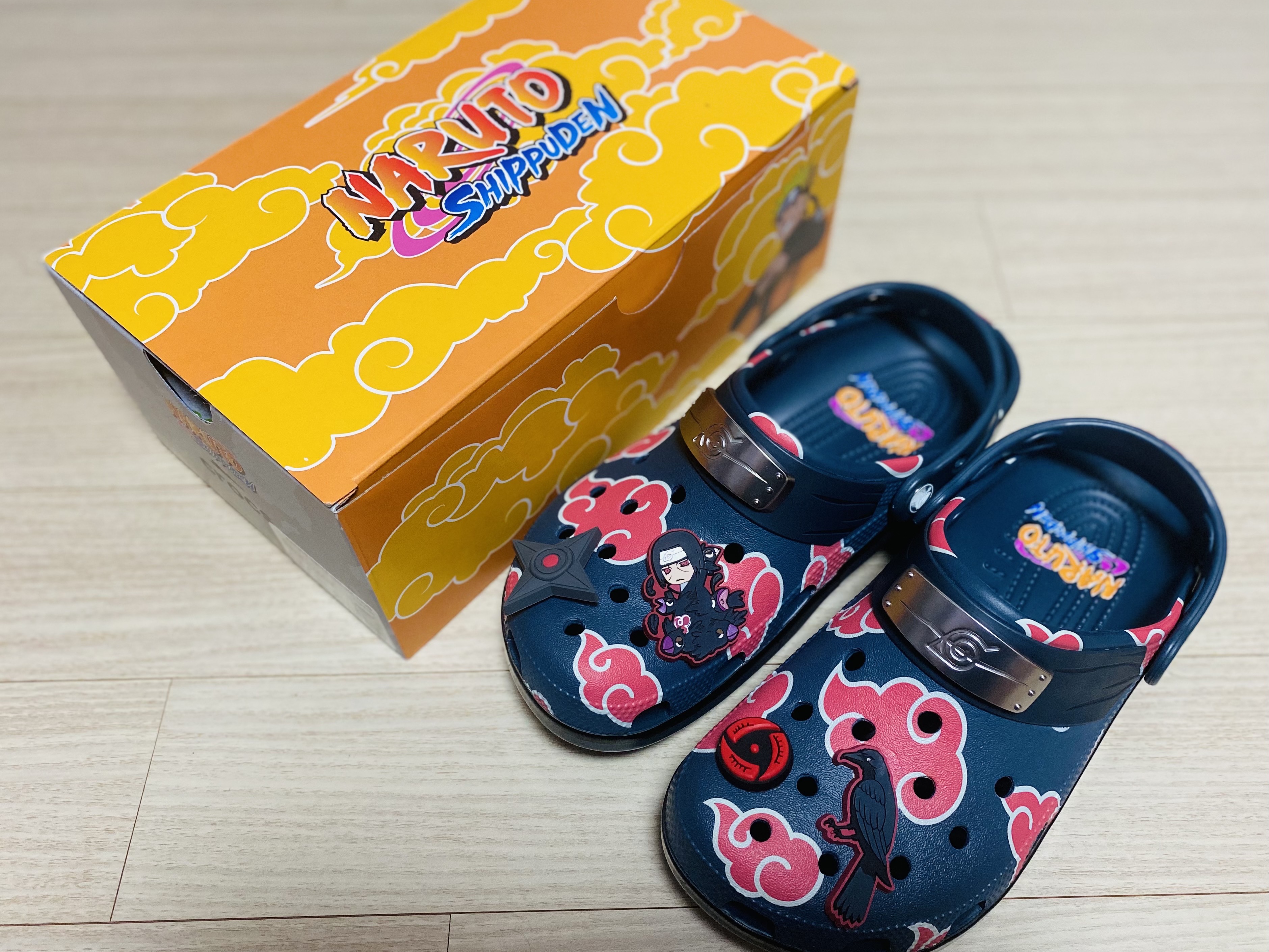 Crocs x Naruto Itachi Classic Clog Nightfall 착용 스타일 - 2