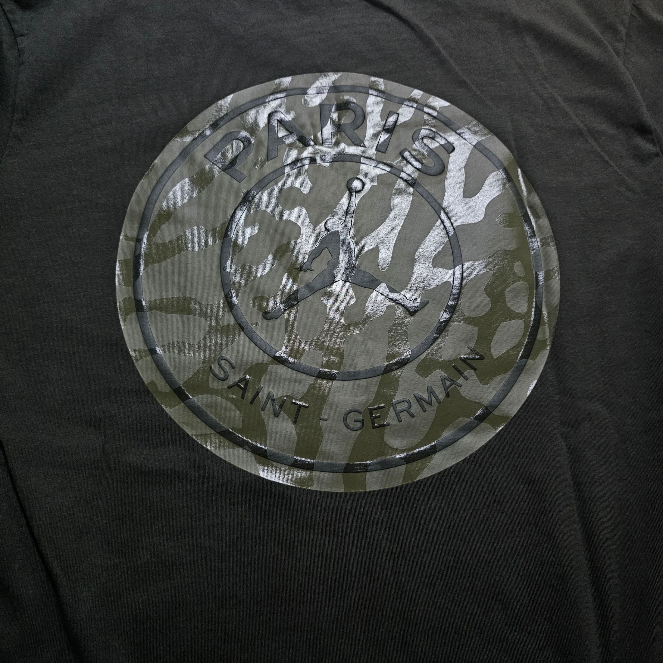 Jordan x Paris Saint-Germain T-Shirt Sequoia Saturn Gold - Asia 착용 스타일 - 7