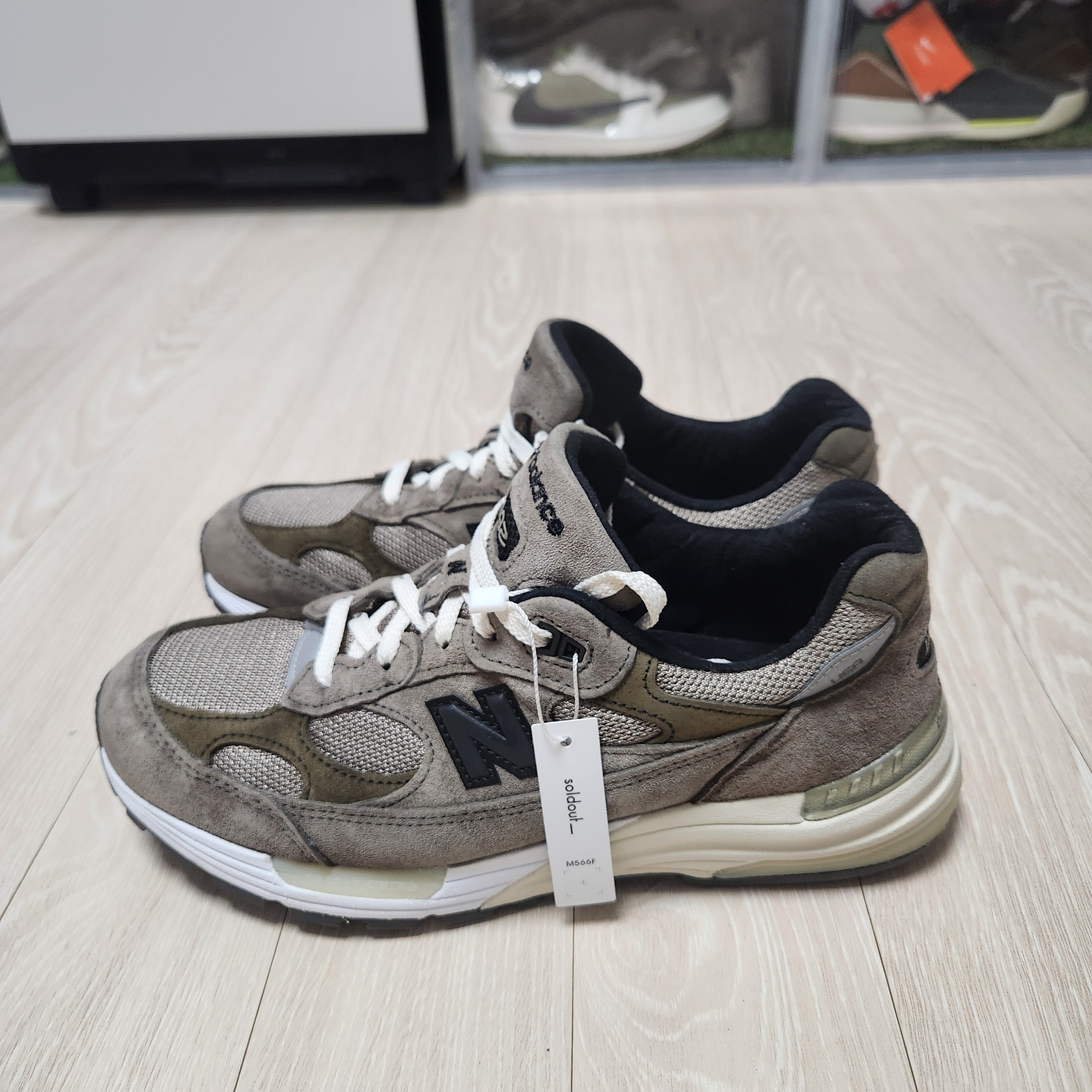 New Balance x JJJJound 992 Made in USA Grey 착용 스타일 - 1