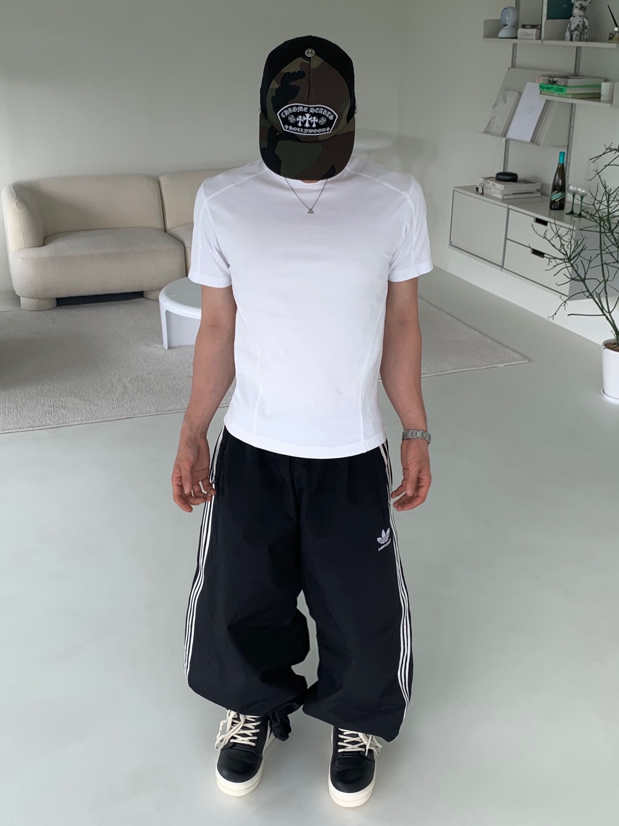 Chrome Hearts King Taco Mesh Trucker Hat Camo, Rick Owens Geobasket Full Grain Calf Leather Strobe Sneakers Black Milk White 착용 스타일 - 1
