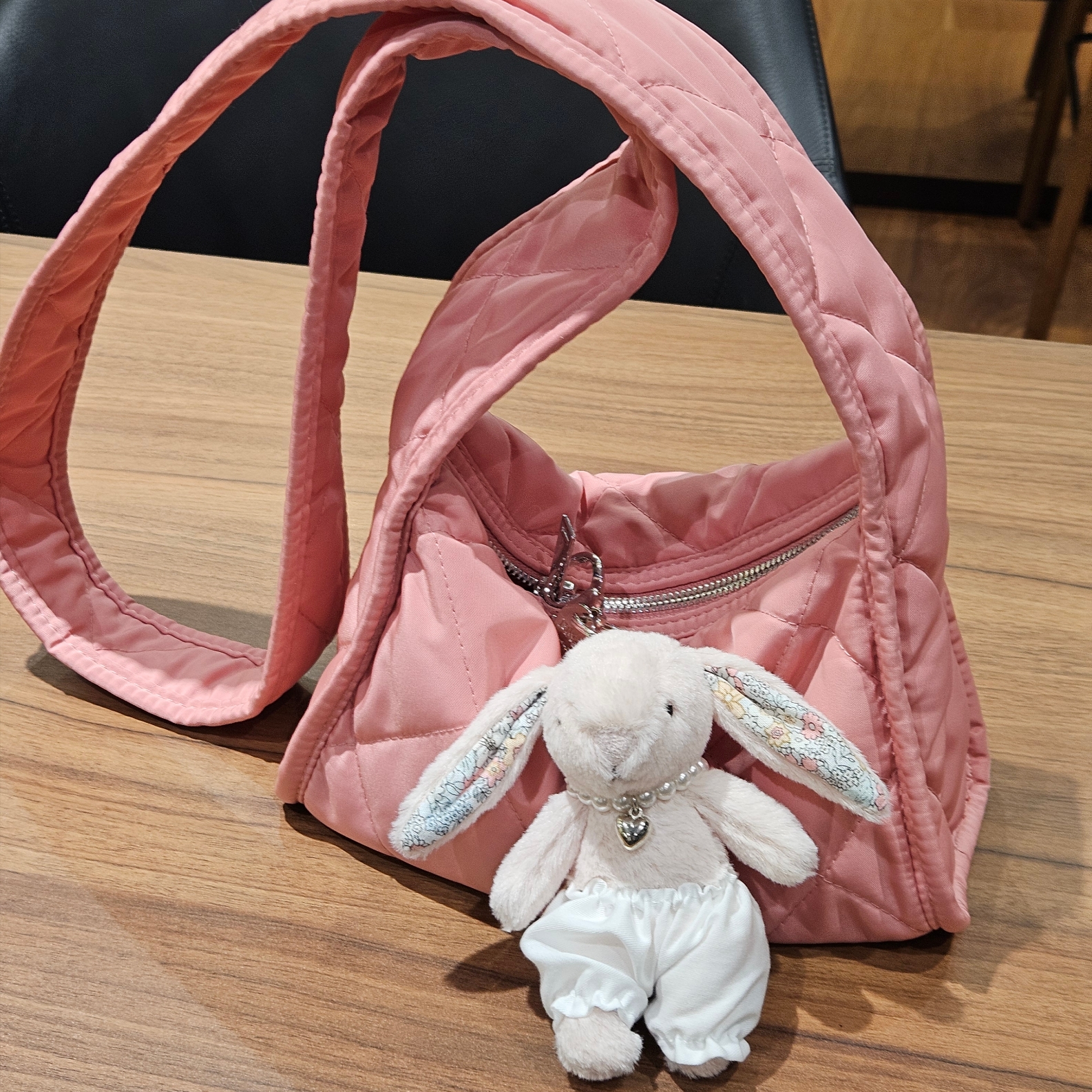 COS Diamond Quilted Mini Crossbody Bag Pink, Jellycat Blossom Bunny Bag Charm Blush 착용 스타일 - 1