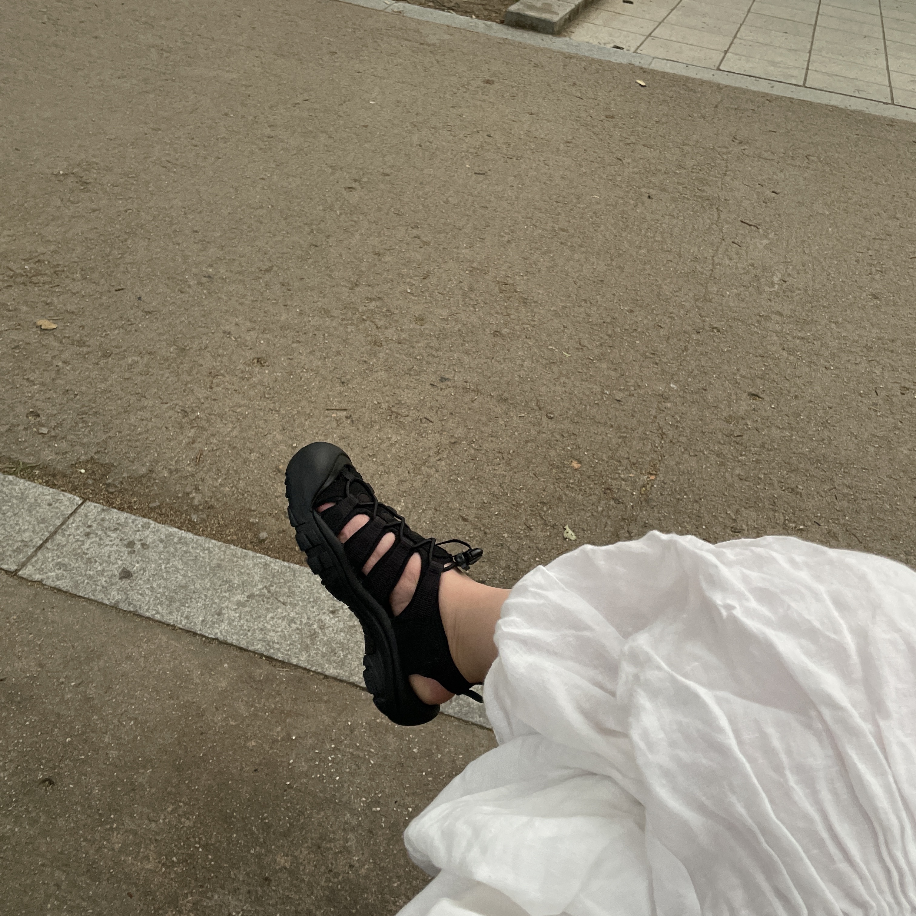 (W) Keen Newport H2 Triple Black 착용 스타일