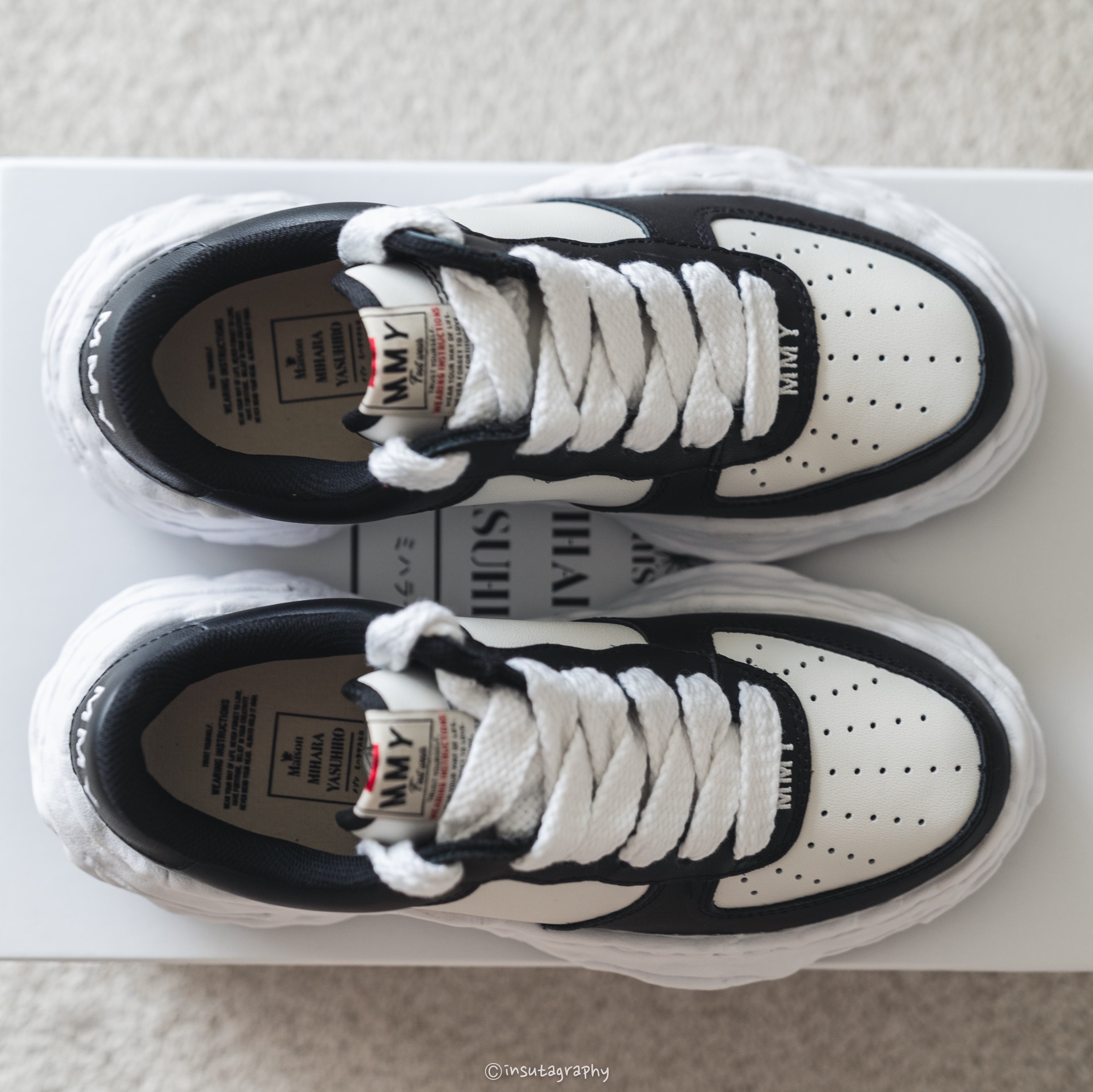 Maison Mihara Yasuhiro Wayne OG Sole Leather Low-top Sneakers Black White 착용 스타일 - 2