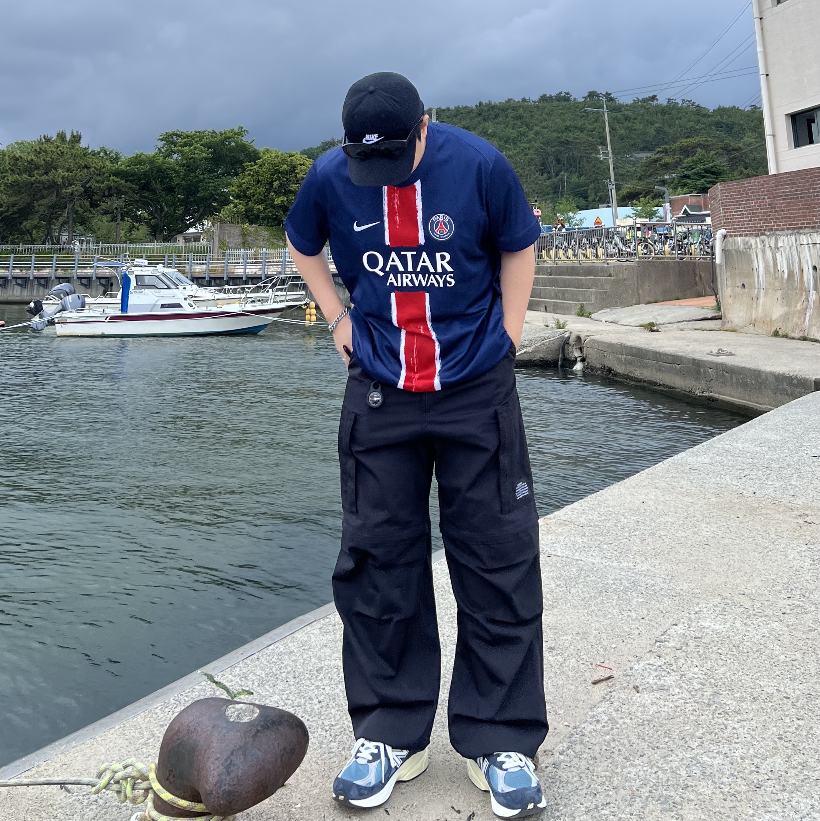 Nike Paris Saint-Germain 2024/25 Dri-Fit Stadium Home Replica Jersey Midnight Navy (Non Marking Ver.), New Balance 990v3 Made in USA Navy Spring Tide 착용 스타일