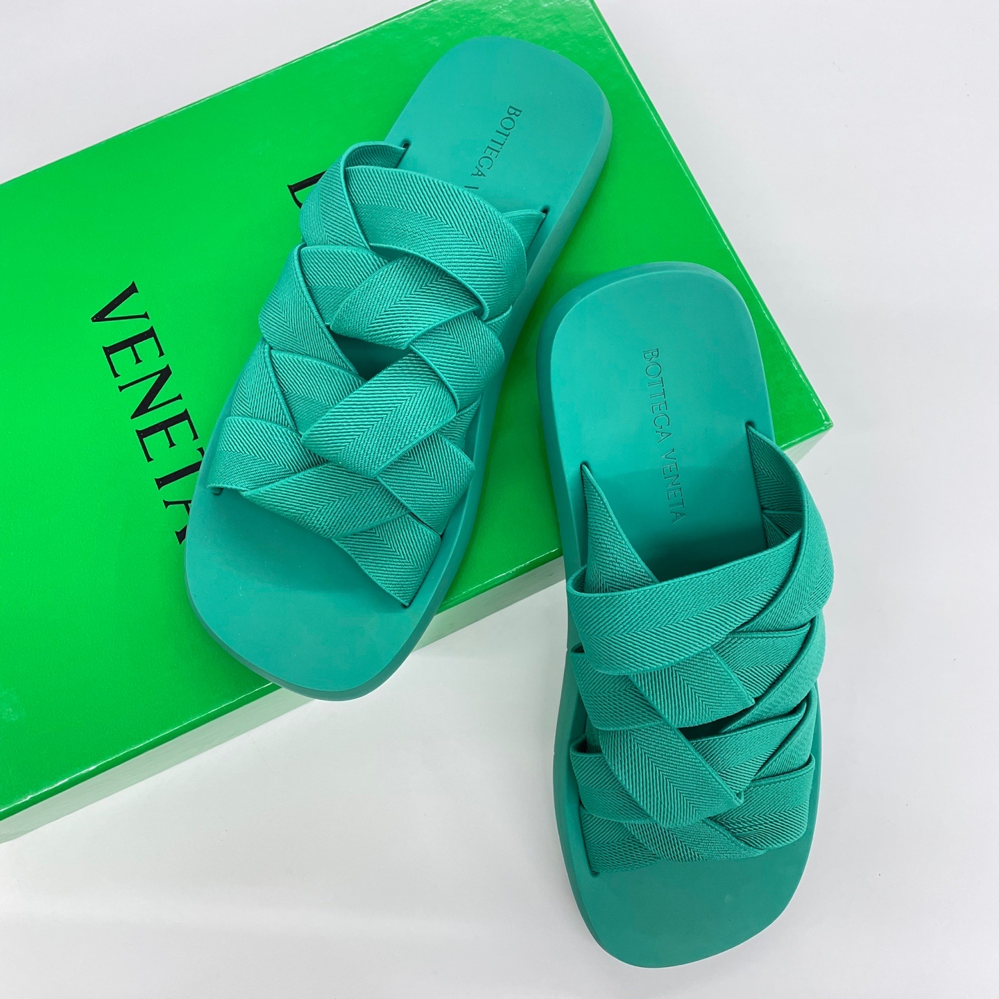 Bottega Veneta Plat Mule Acid Turquoise 착용 스타일 - 3