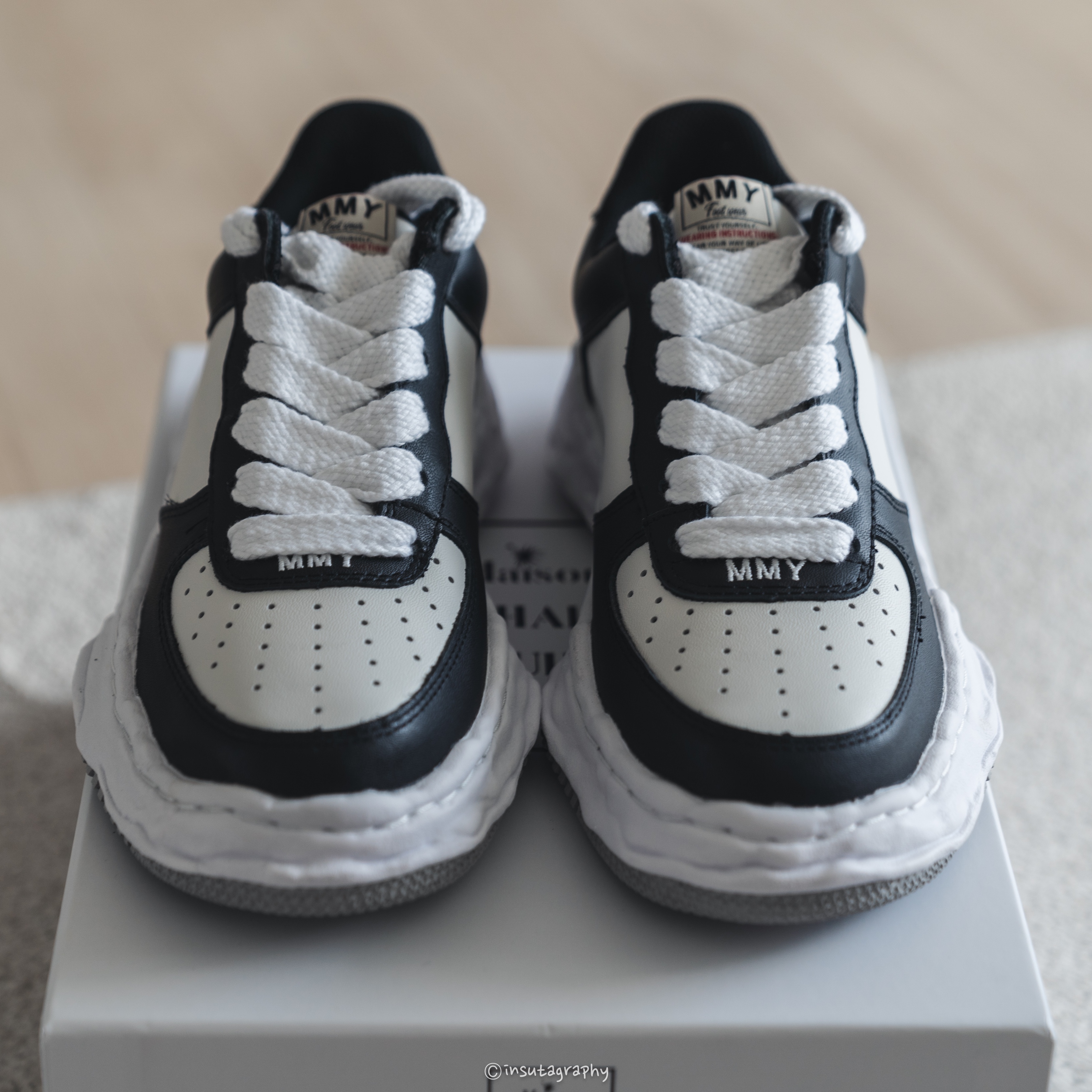 Maison Mihara Yasuhiro Wayne OG Sole Leather Low-top Sneakers Black White 착용 스타일 - 3