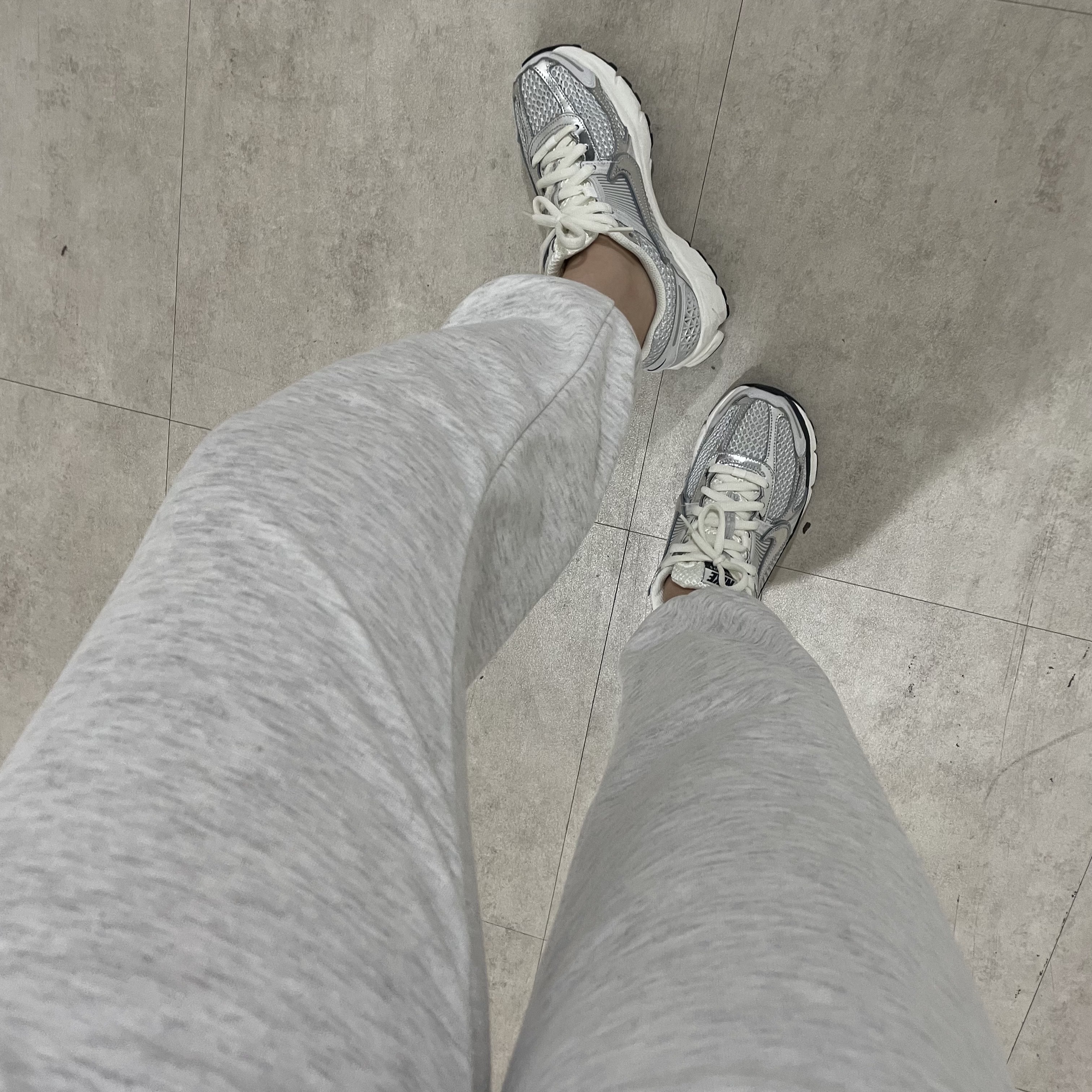 (W) Nike Zoom Vomero 5 Photon Dust and Metallic Silver 착용 스타일 - 5
