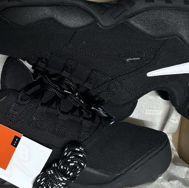 Nike x Supreme SB Darwin Low Black 착용 스타일