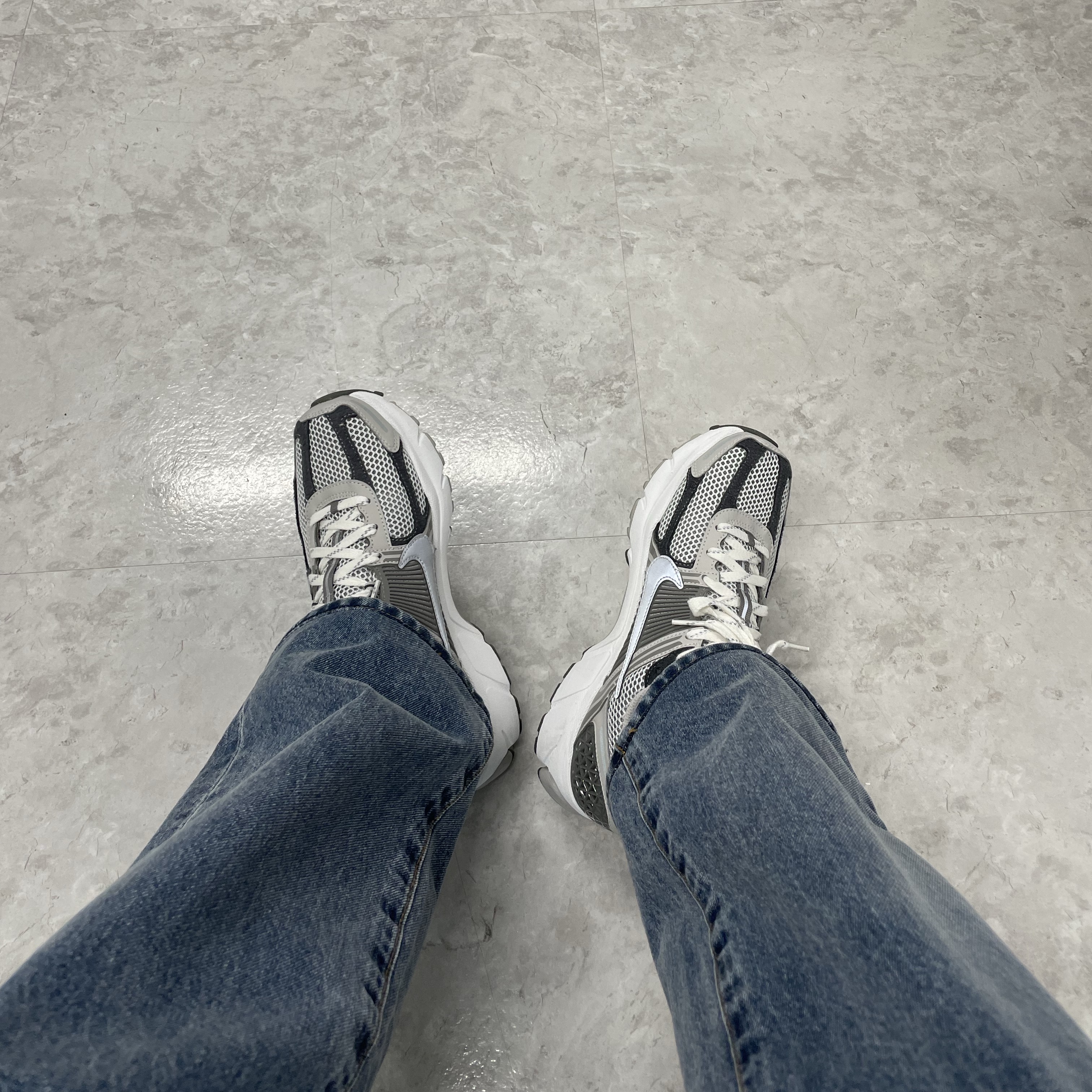 Nike Zoom Vomero 5 PRM Light Iron Ore and Flat Fewter 착용 스타일 - 2