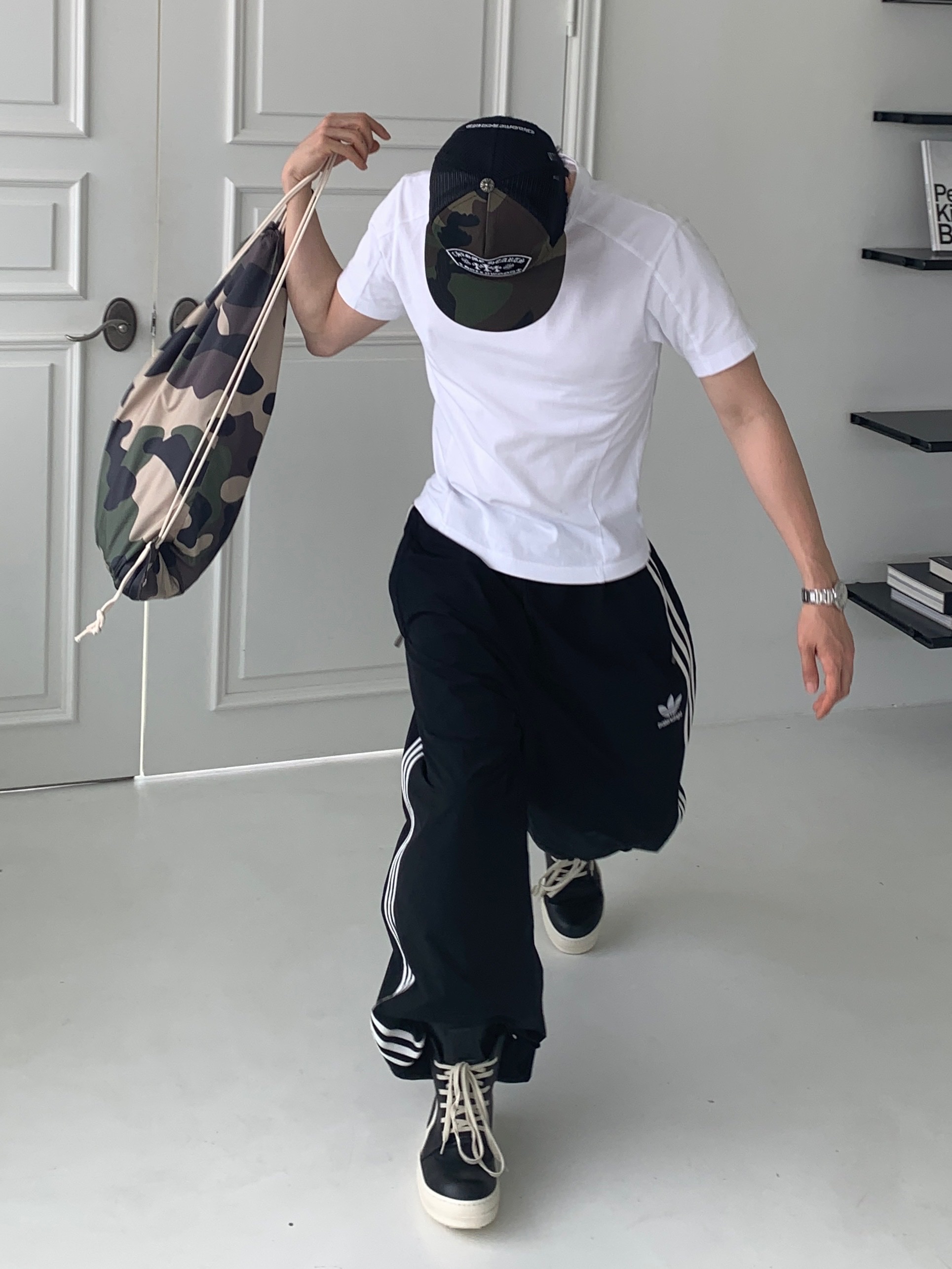 Chrome Hearts King Taco Mesh Trucker Hat Camo, Rick Owens Geobasket Full Grain Calf Leather Strobe Sneakers Black Milk White 착용 스타일 - 5