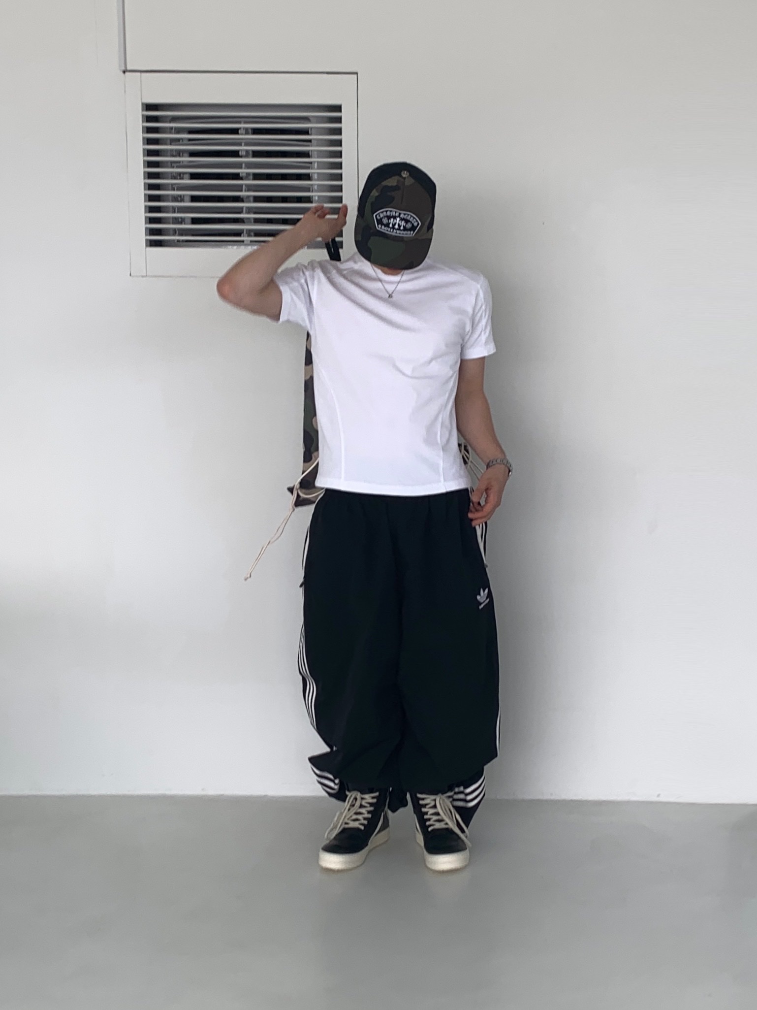 Chrome Hearts King Taco Mesh Trucker Hat Camo, Rick Owens Geobasket Full Grain Calf Leather Strobe Sneakers Black Milk White 착용 스타일 - 3