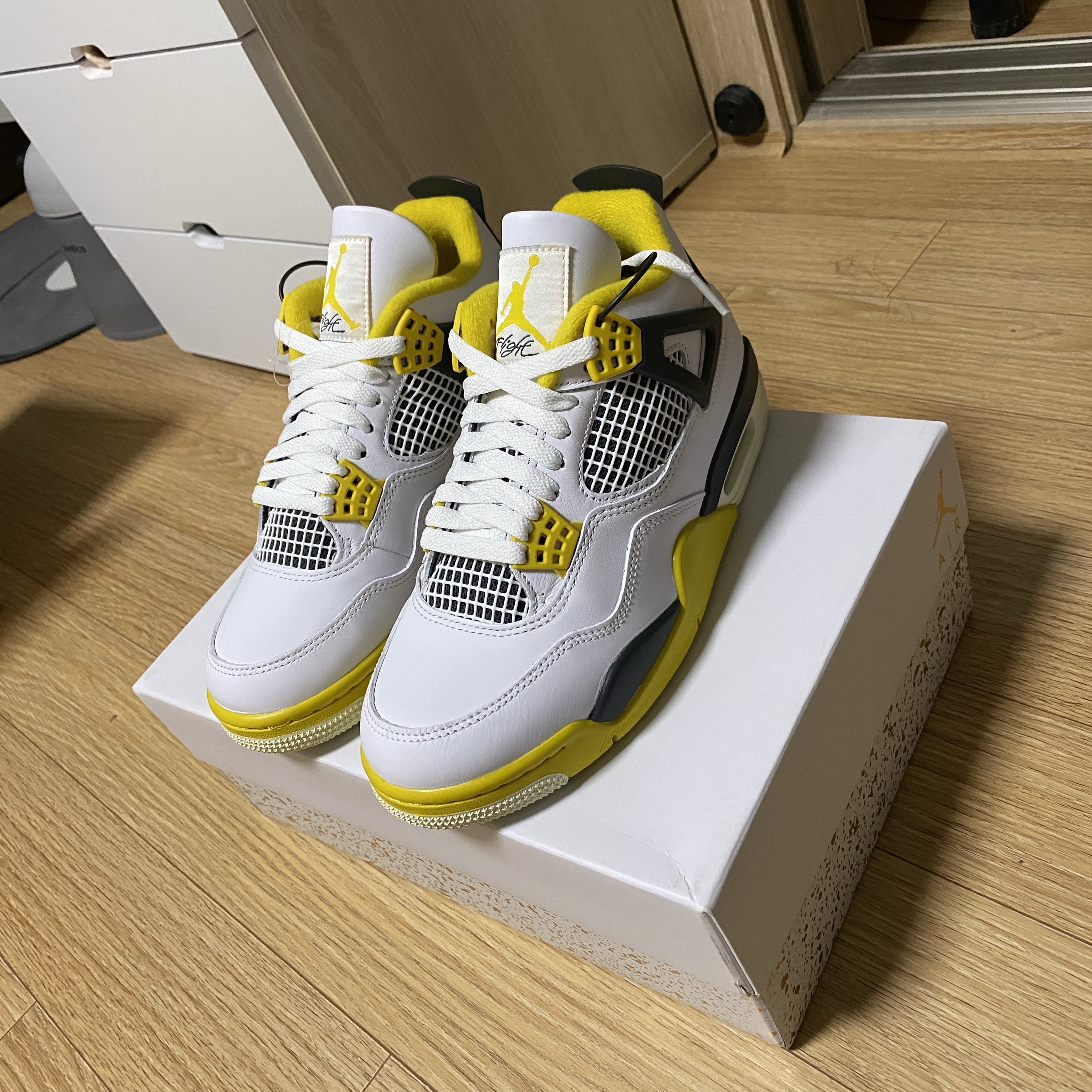 (W) Jordan 4 Retro Vivid Sulfur 착용 스타일