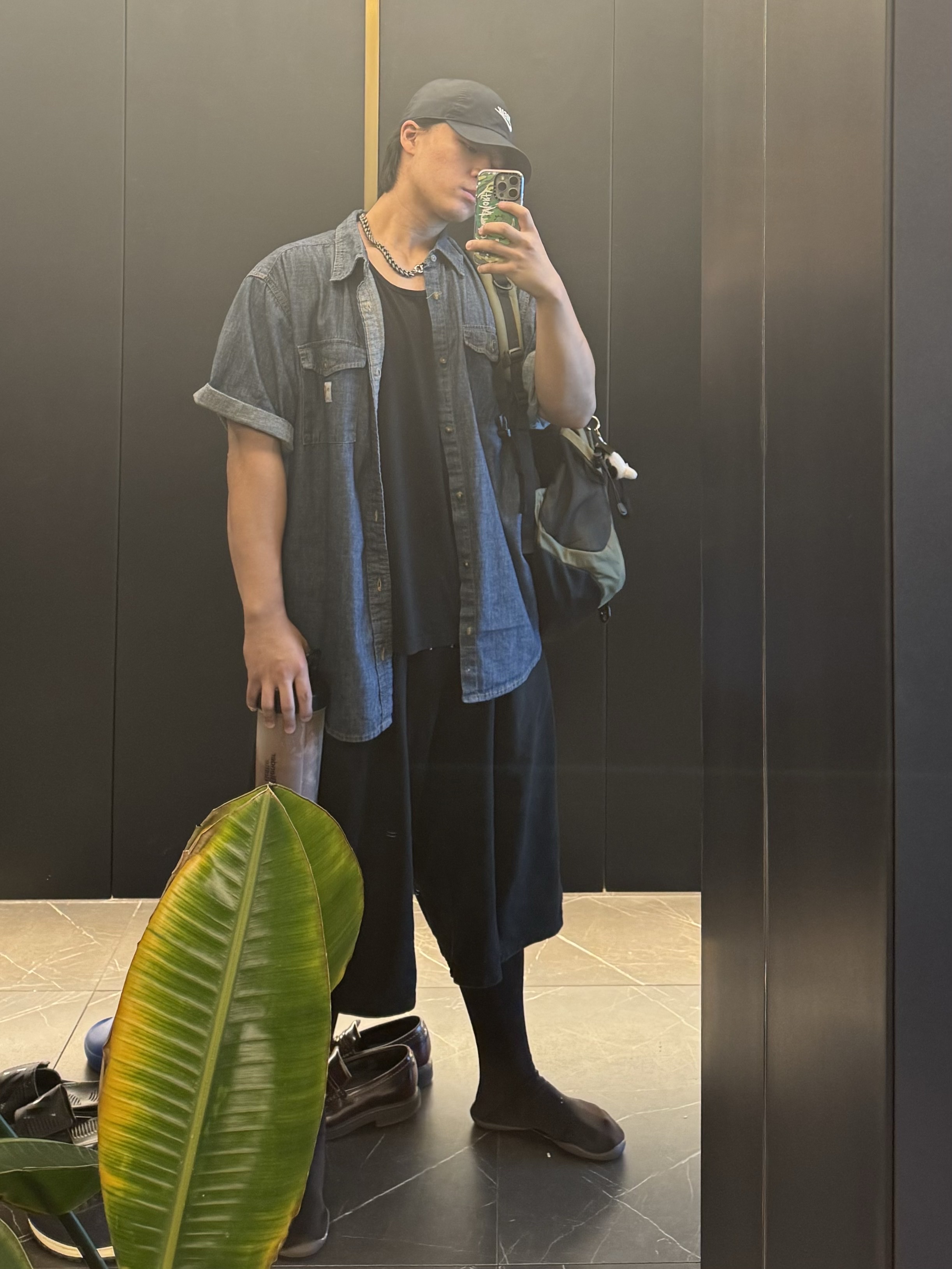 Yeezy YZY Pods Black 착용 스타일