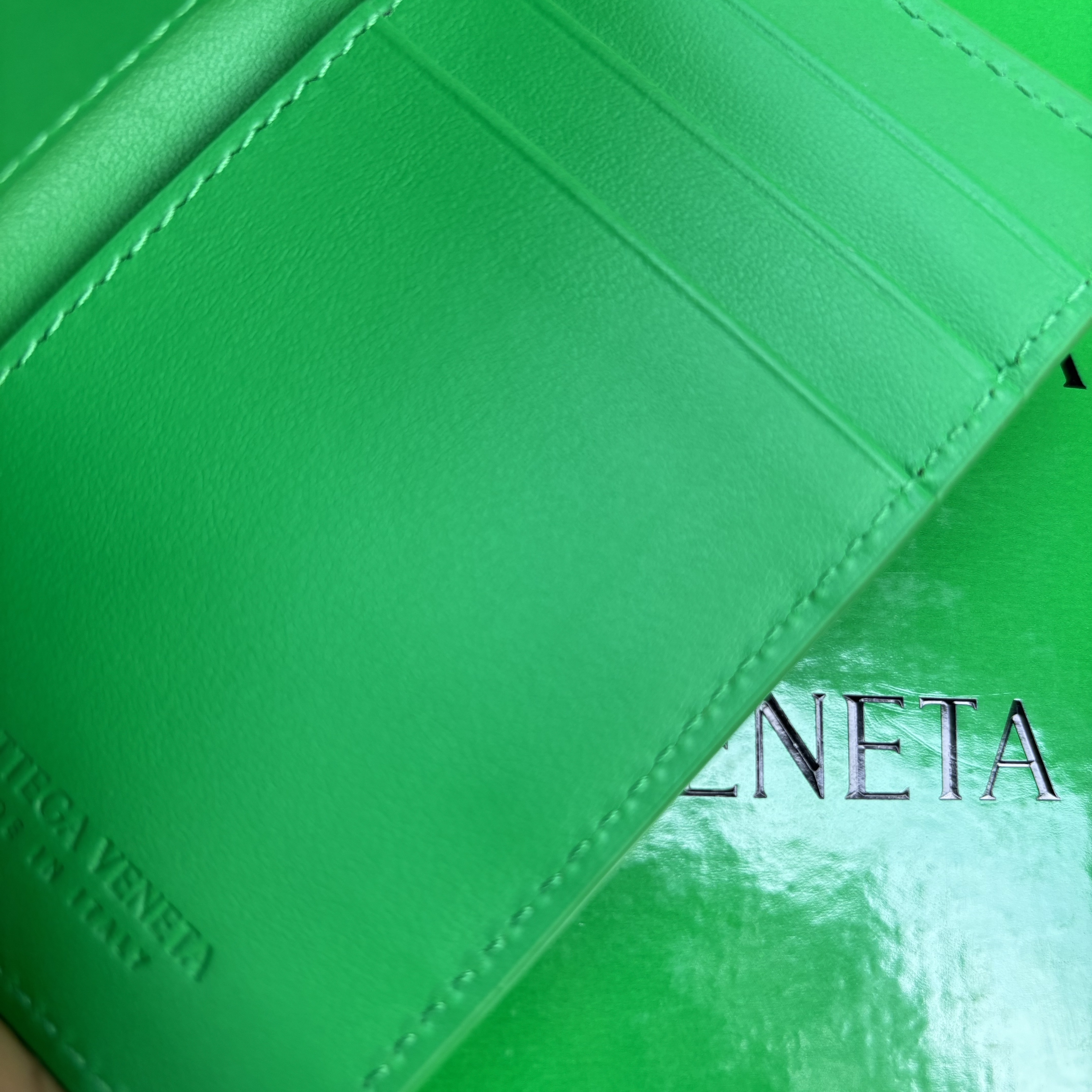 Bottega Veneta Flap Card Case Parakeet 착용 스타일 - 2