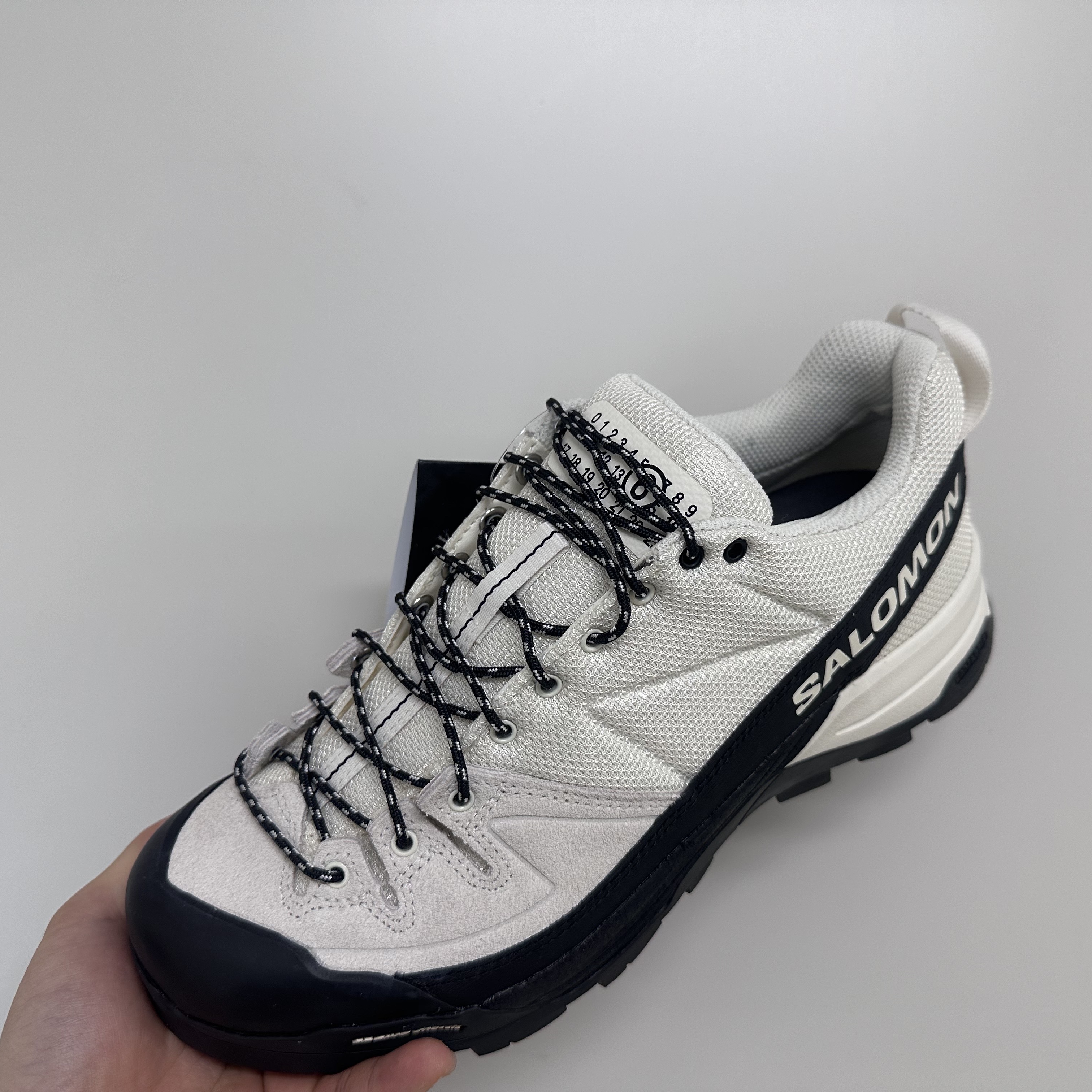 Salomon x MM6 Maison Margiela X-ALP White 착용 스타일 - 1