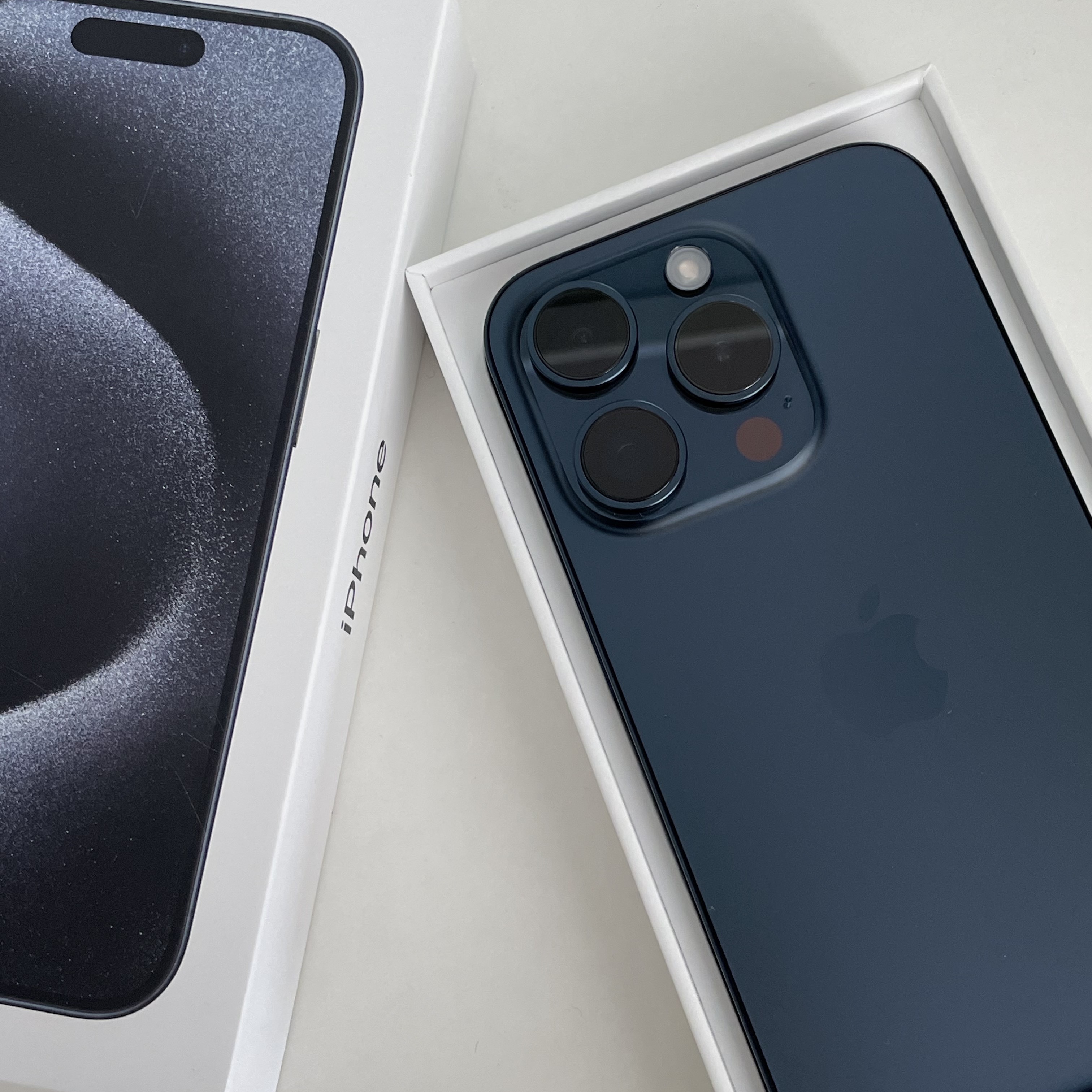 Apple iPhone 15 Pro 128GB Blue Titanium (Korean Ver.) 착용 스타일 - 2
