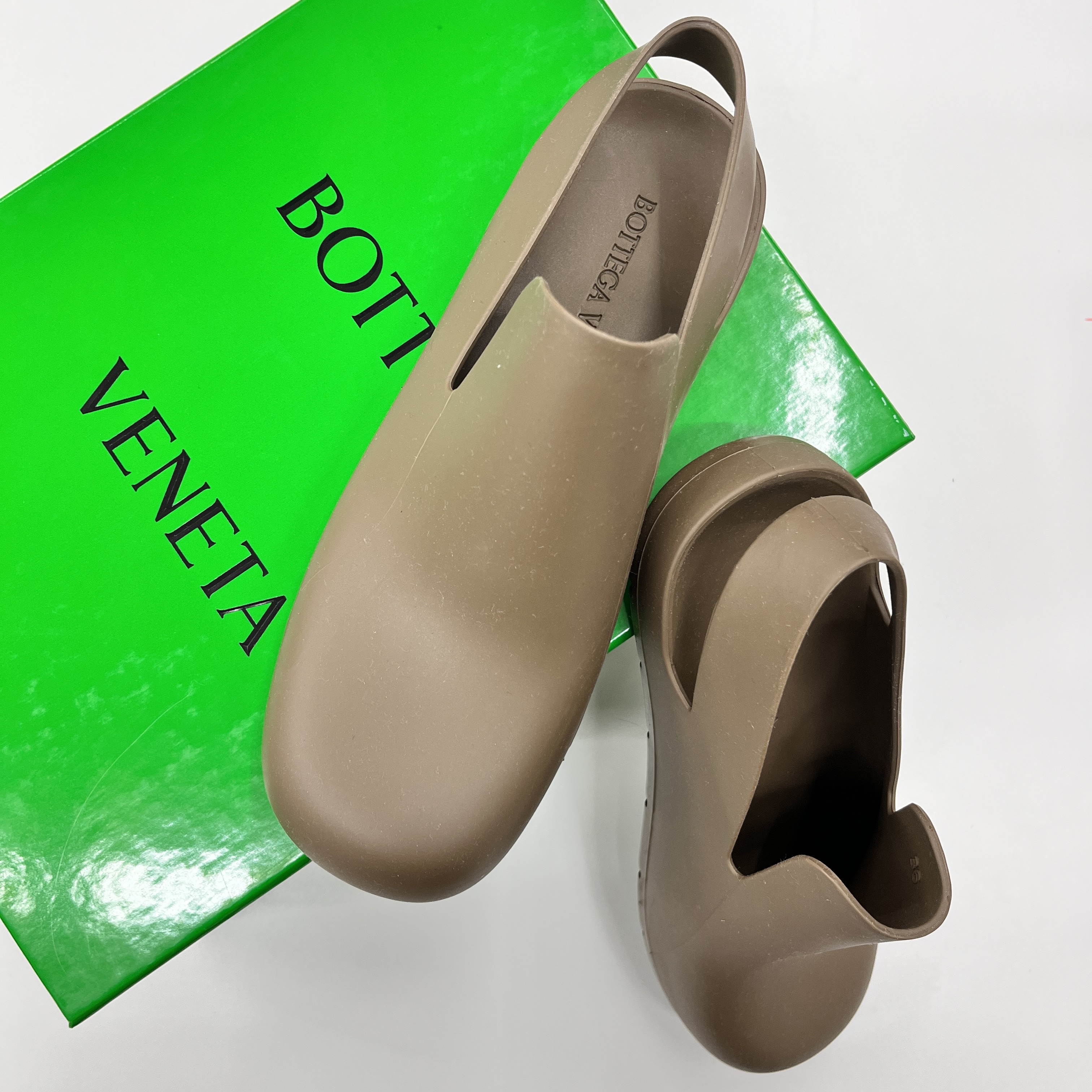 (W) Bottega Veneta Puddle Sandals Ebony 착용 스타일 - 1