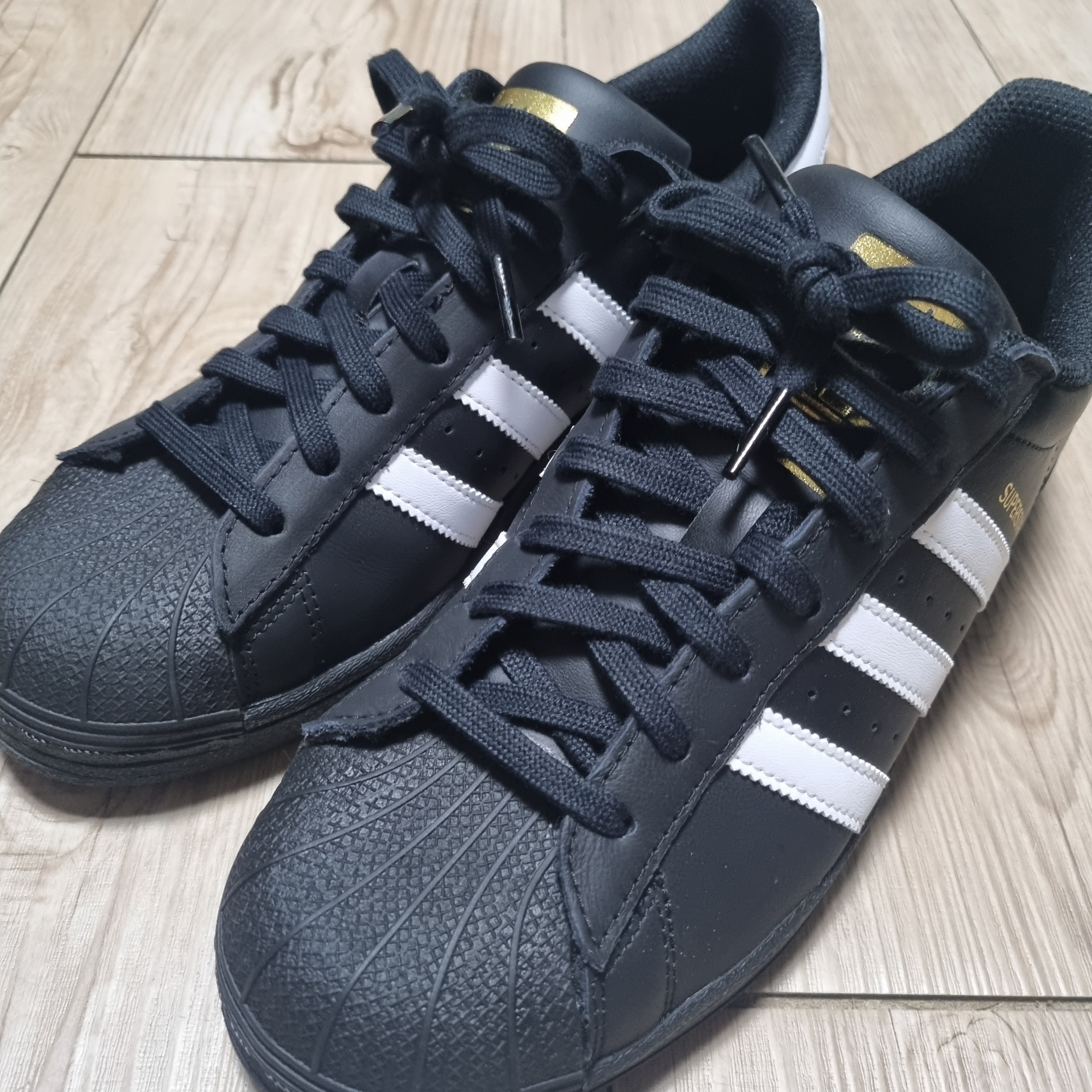 Adidas Superstar Core Black White 착용 스타일