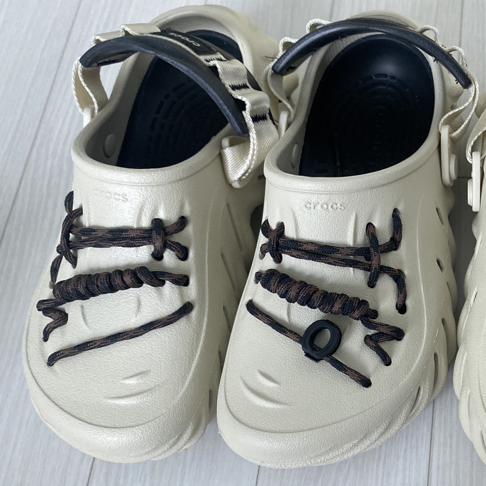 Crocs Echo Clog Bone Black 착용 스타일