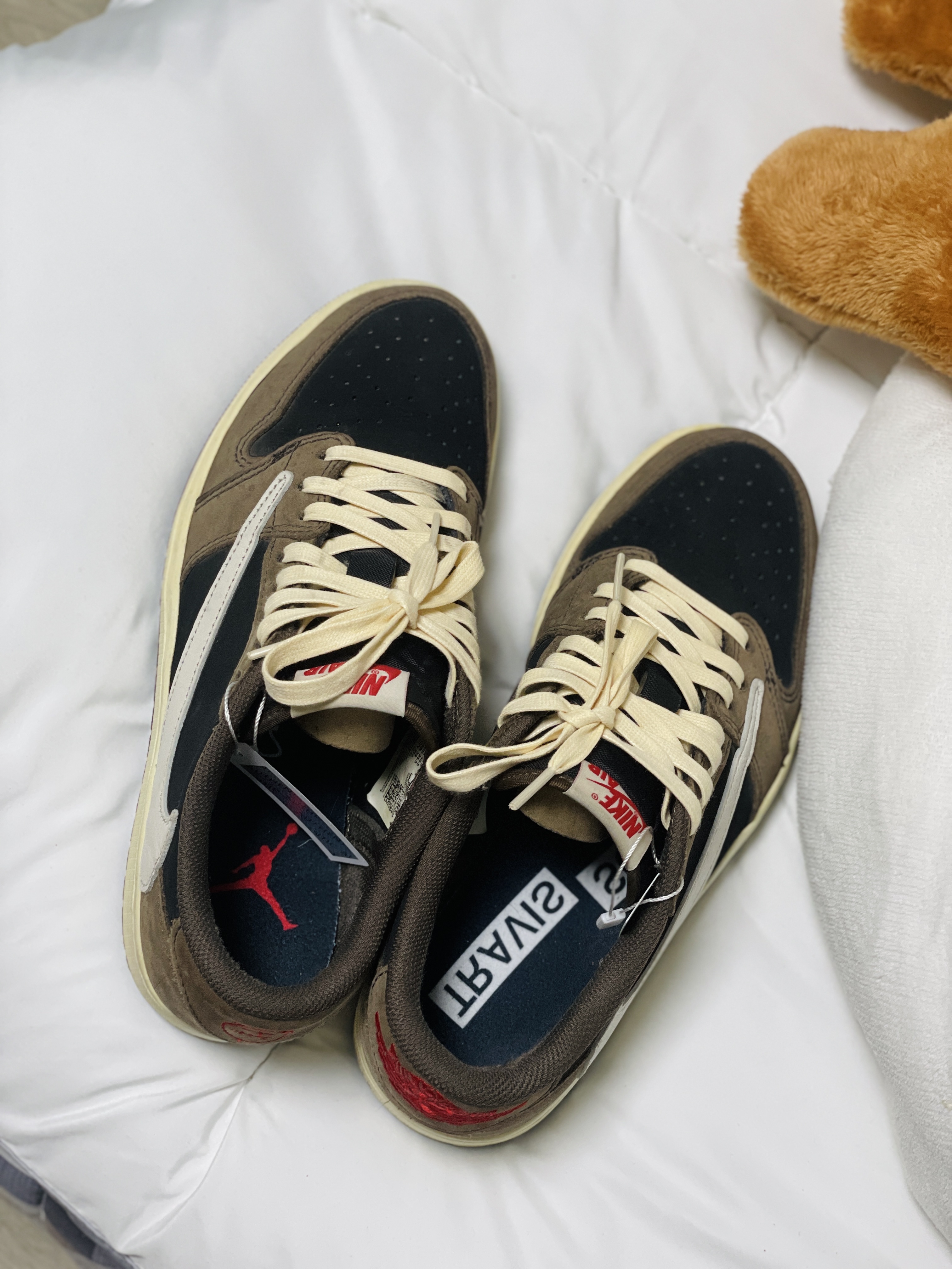 Jordan 1 x Travis Scott Retro Low OG SP Mocha 착용 스타일 - 2