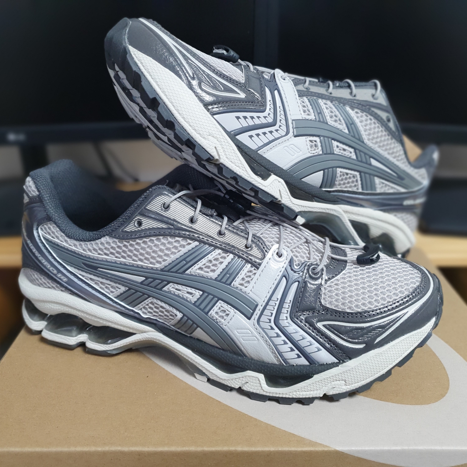 Asics Unlimited Gel-Kayano 14 Oyster Grey Clay Grey 착용 스타일