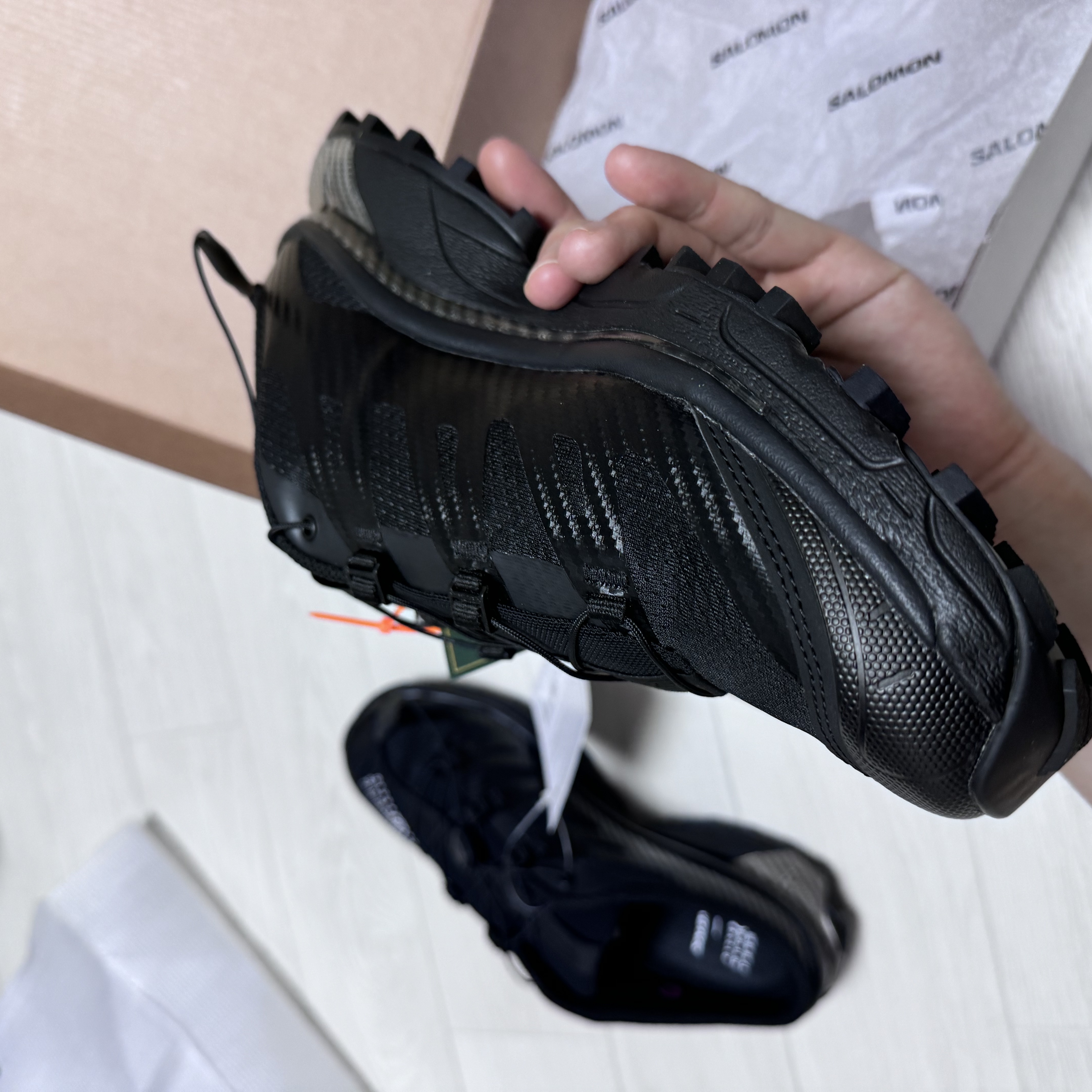 Salomon x MM6 Maison Margiela XT-4 Mule Black 착용 스타일 - 4