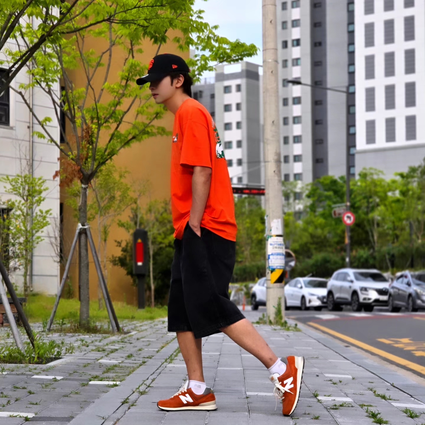 New Balance 574 Heritage Orange Burst White 착용 스타일 - 2