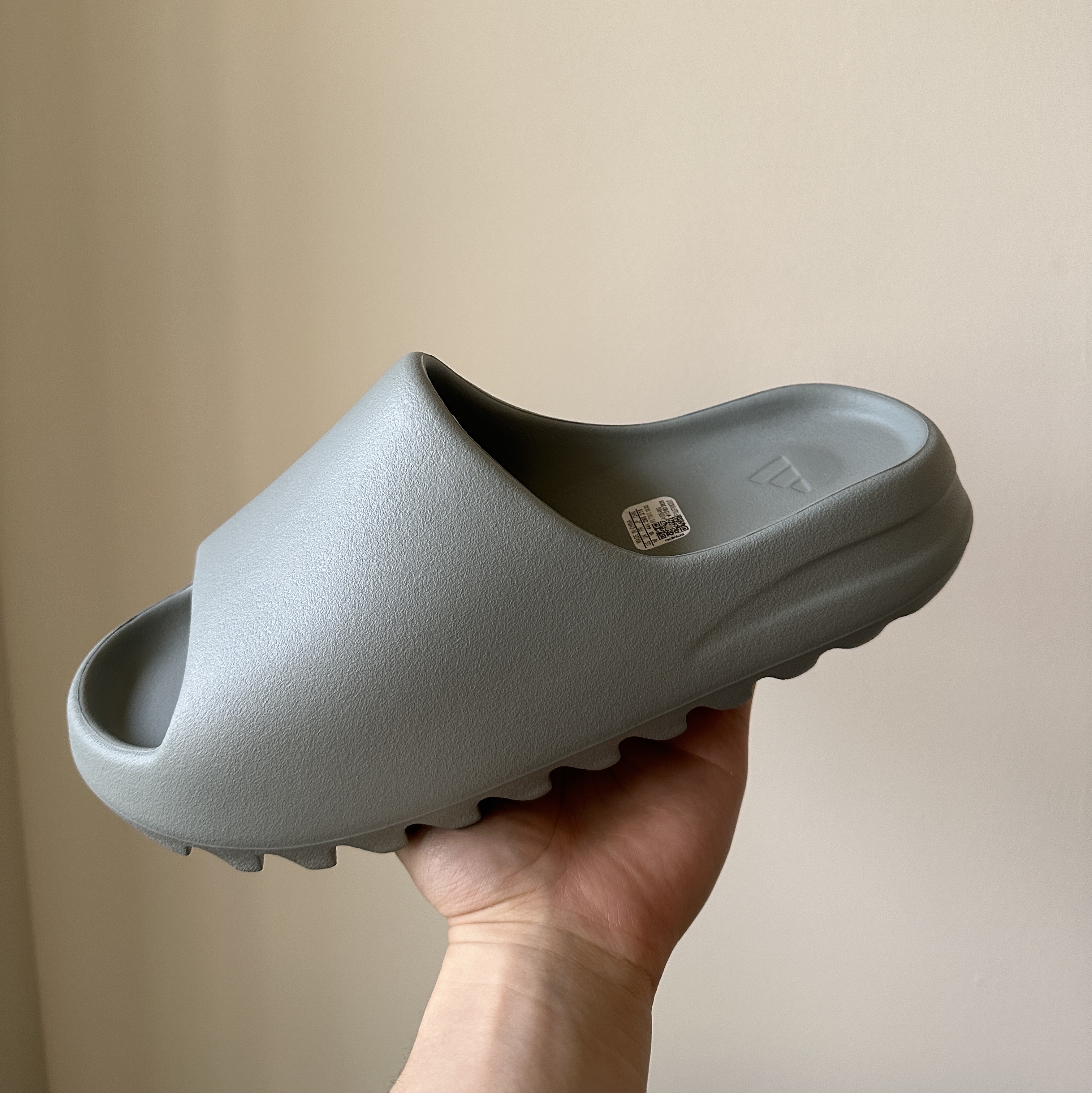 Adidas Yeezy Slide Salt 착용 스타일