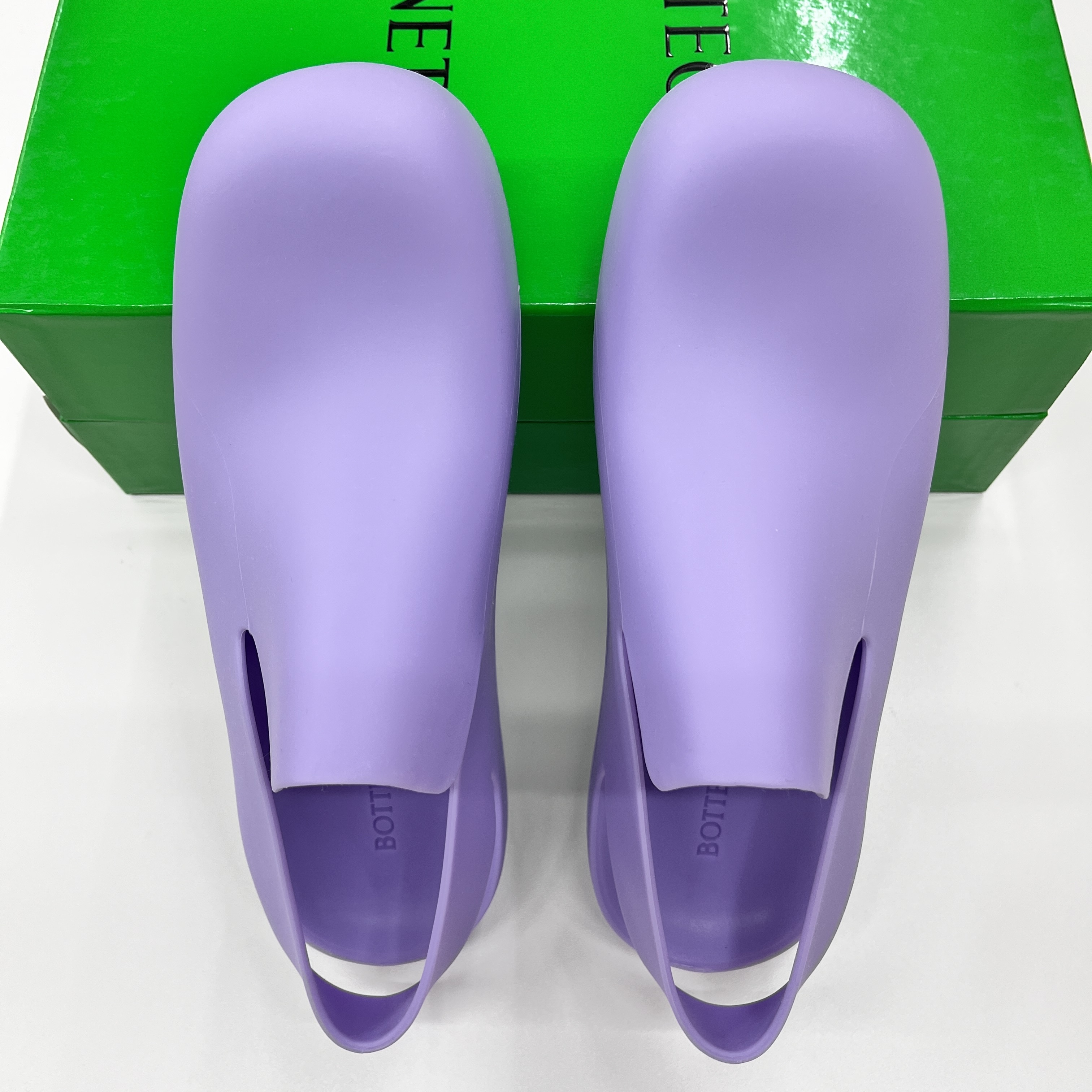(W) Bottega Veneta Puddle Sandals Wisteria 착용 스타일 - 4