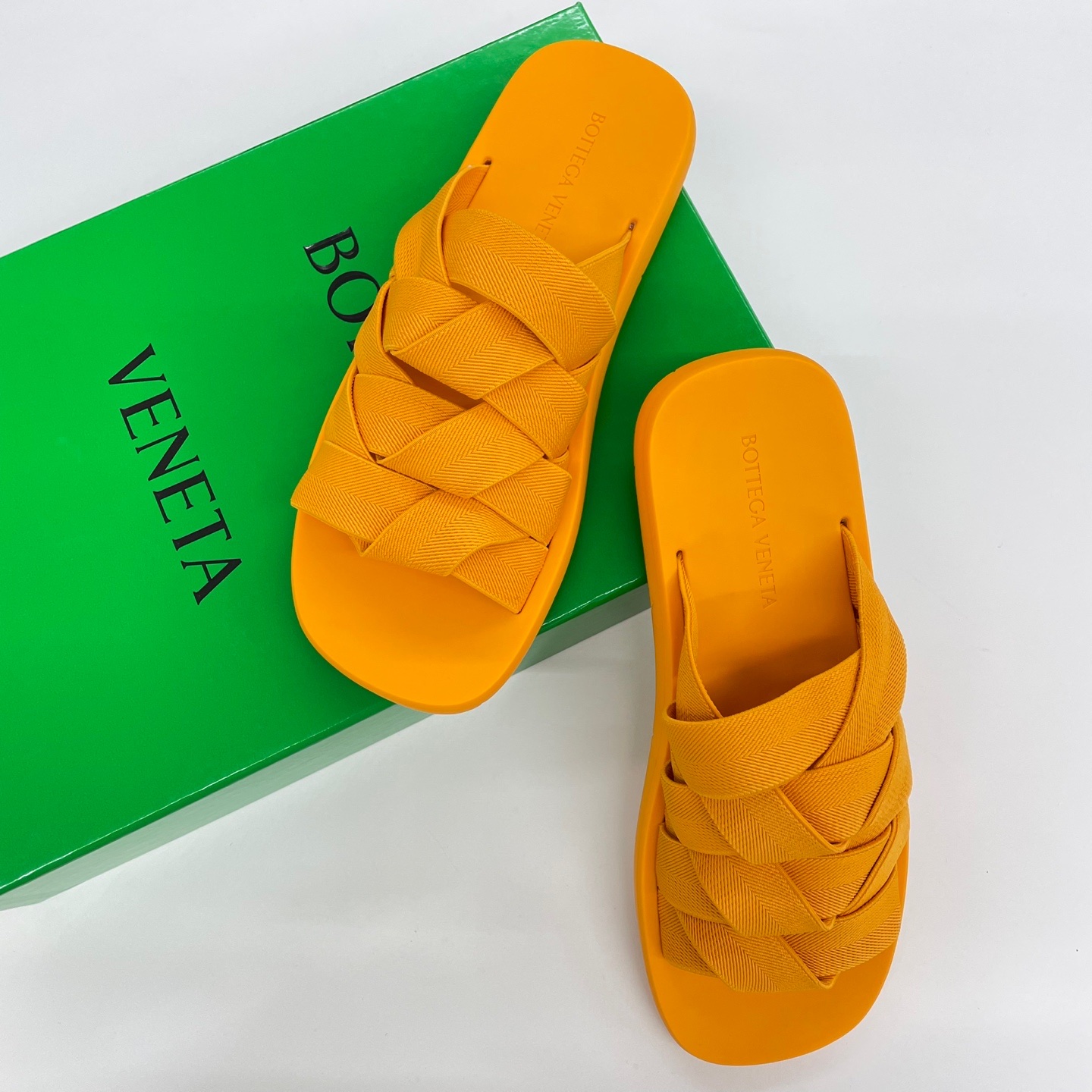 Bottega Veneta Plat Mule Tangerine 착용 스타일 - 1