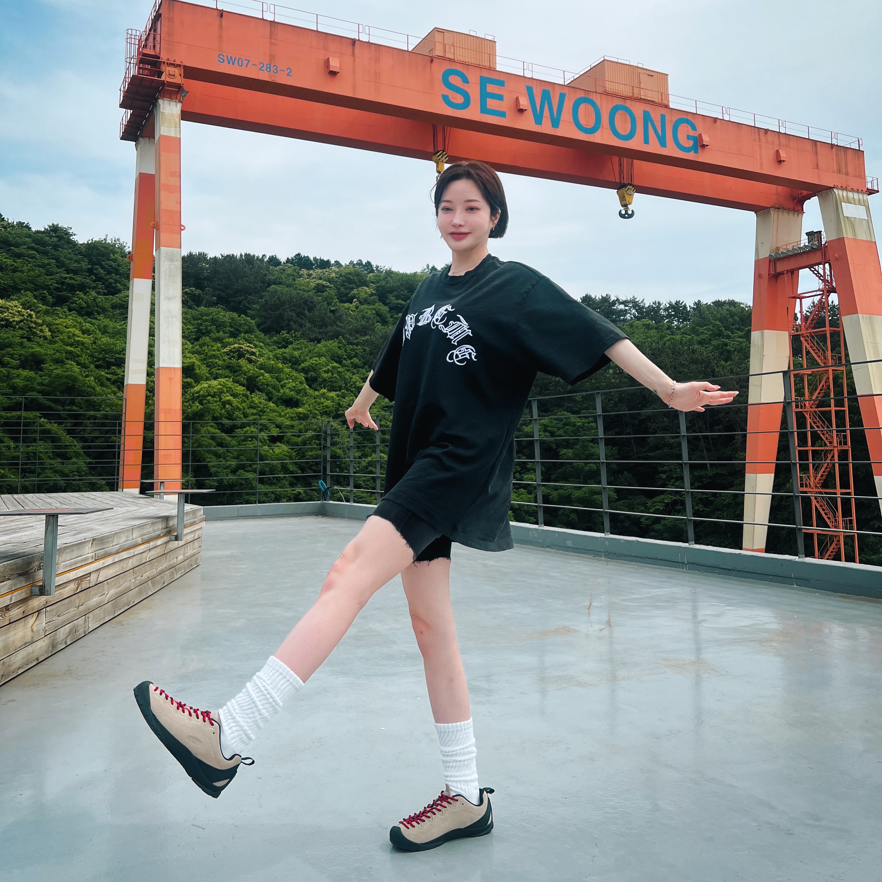 슈프림 올드 잉글리시 숏슬리브 탑 블랙 - 23FW, (W) 킨 재스퍼 스웨이드 스니커즈 실버 밍크 착용 스타일 - 2