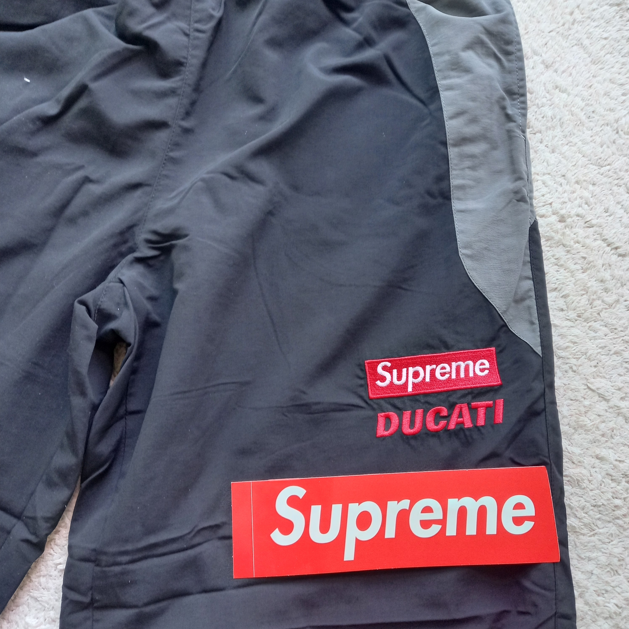 Supreme x Ducati Track Pants Black - 24SS 착용 스타일 - 3