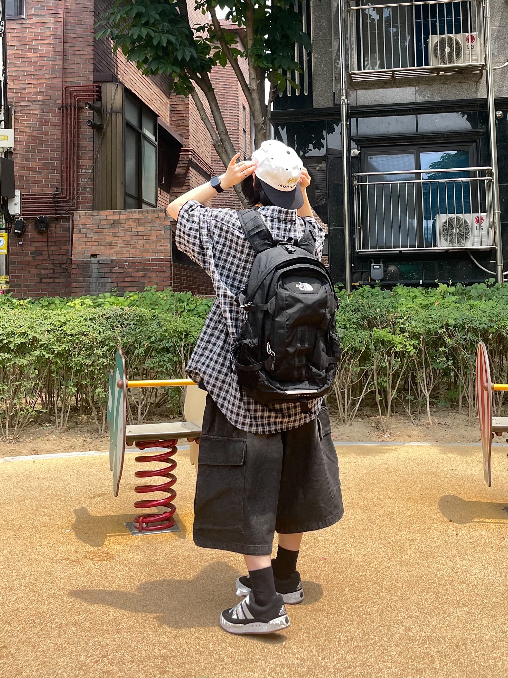 Hello Sunrise  Two Tone Washed OG Logo 6panel Cap Off White & Black, Adidas Adimatic Core Black Carbon 착용 스타일 - 5