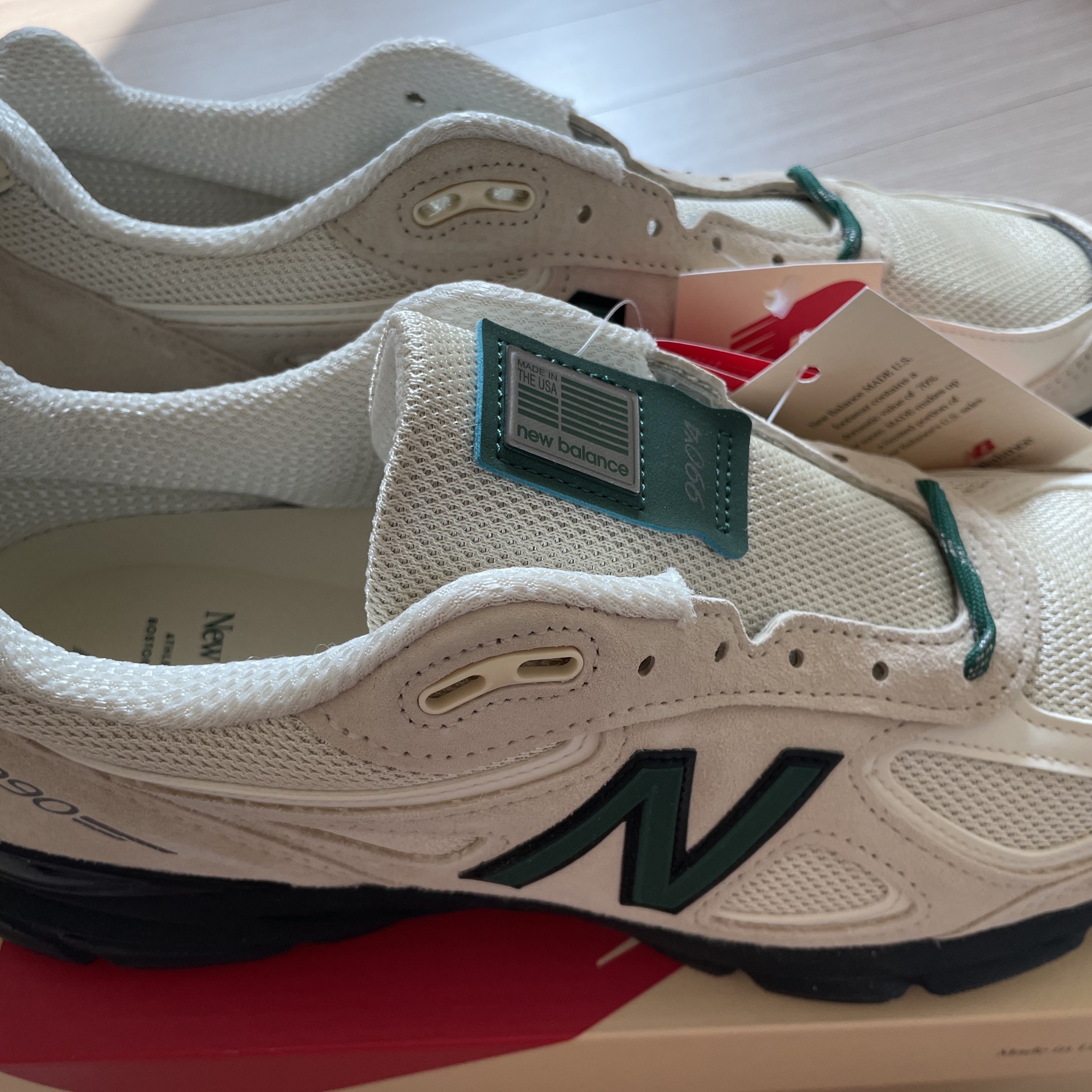 New Balance 990v4 Made in USA Macadamia Nut 착용 스타일 - 2