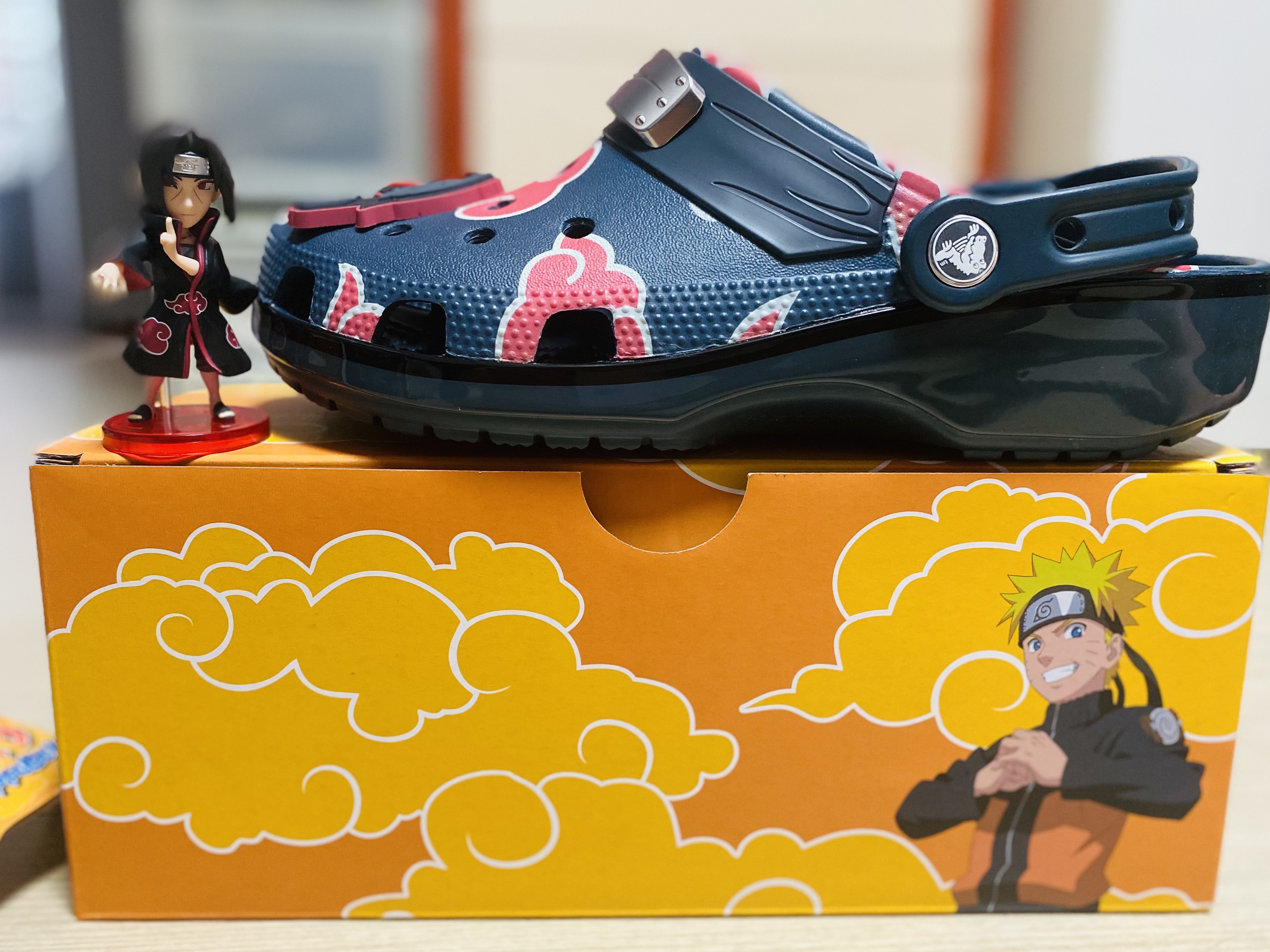 Crocs x Naruto Itachi Classic Clog Nightfall 착용 스타일 - 1