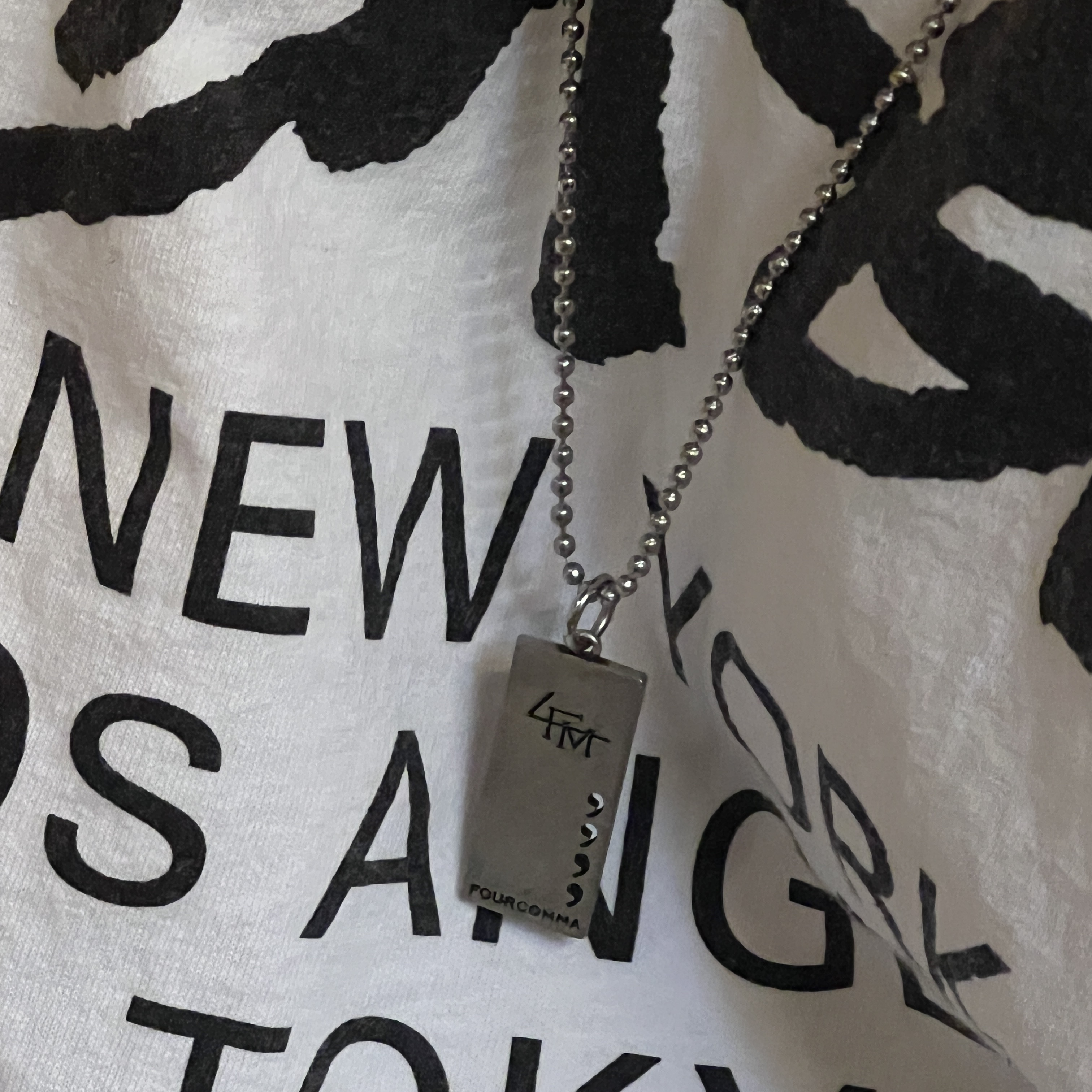 Stussy World Tour T-Shirt White 2024,2025, Jordan 1 Mid Light Smoke Grey 착용 스타일 - 1