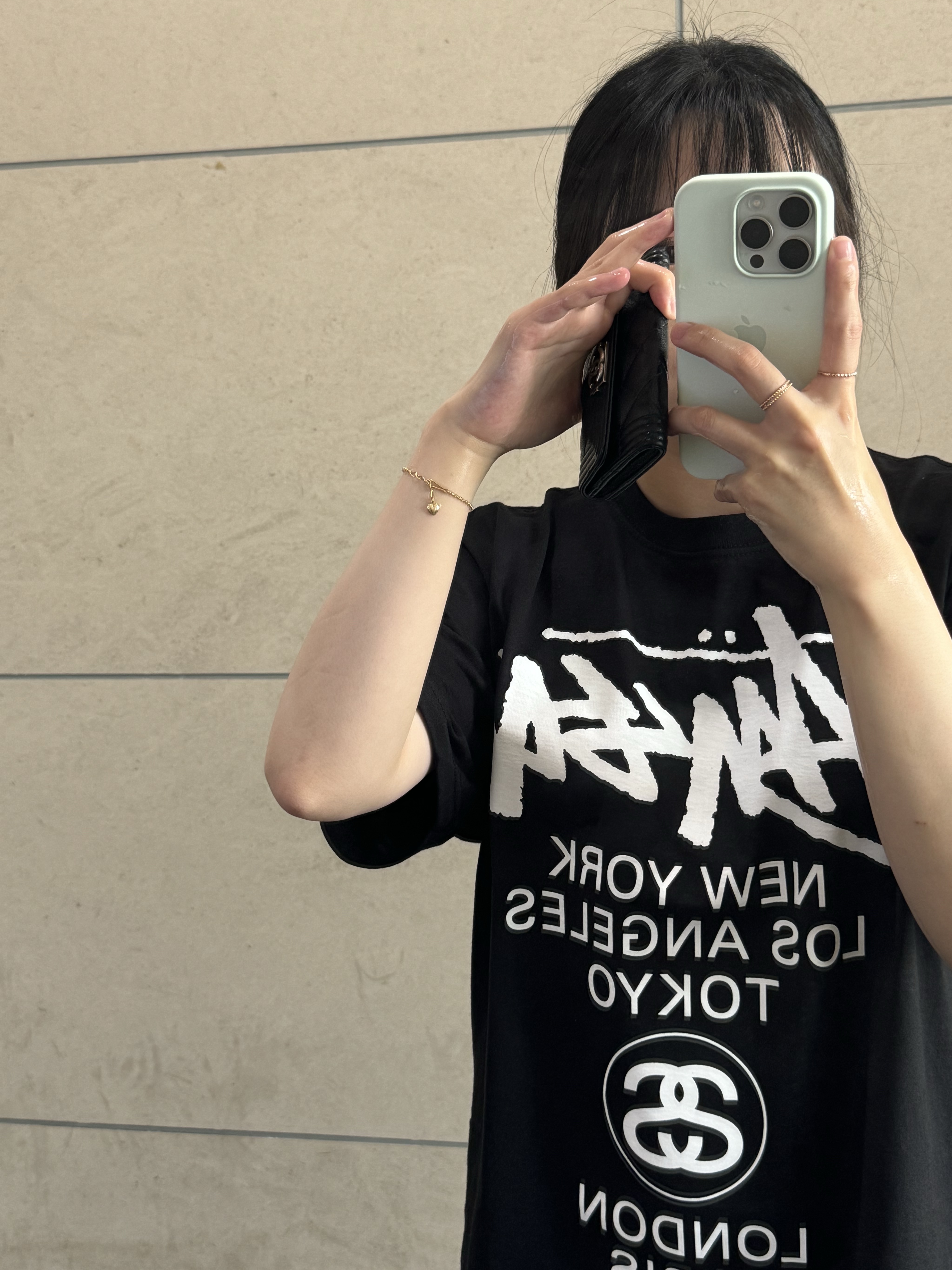 Stussy World Tour T-Shirt Black 2024,2025 착용 스타일