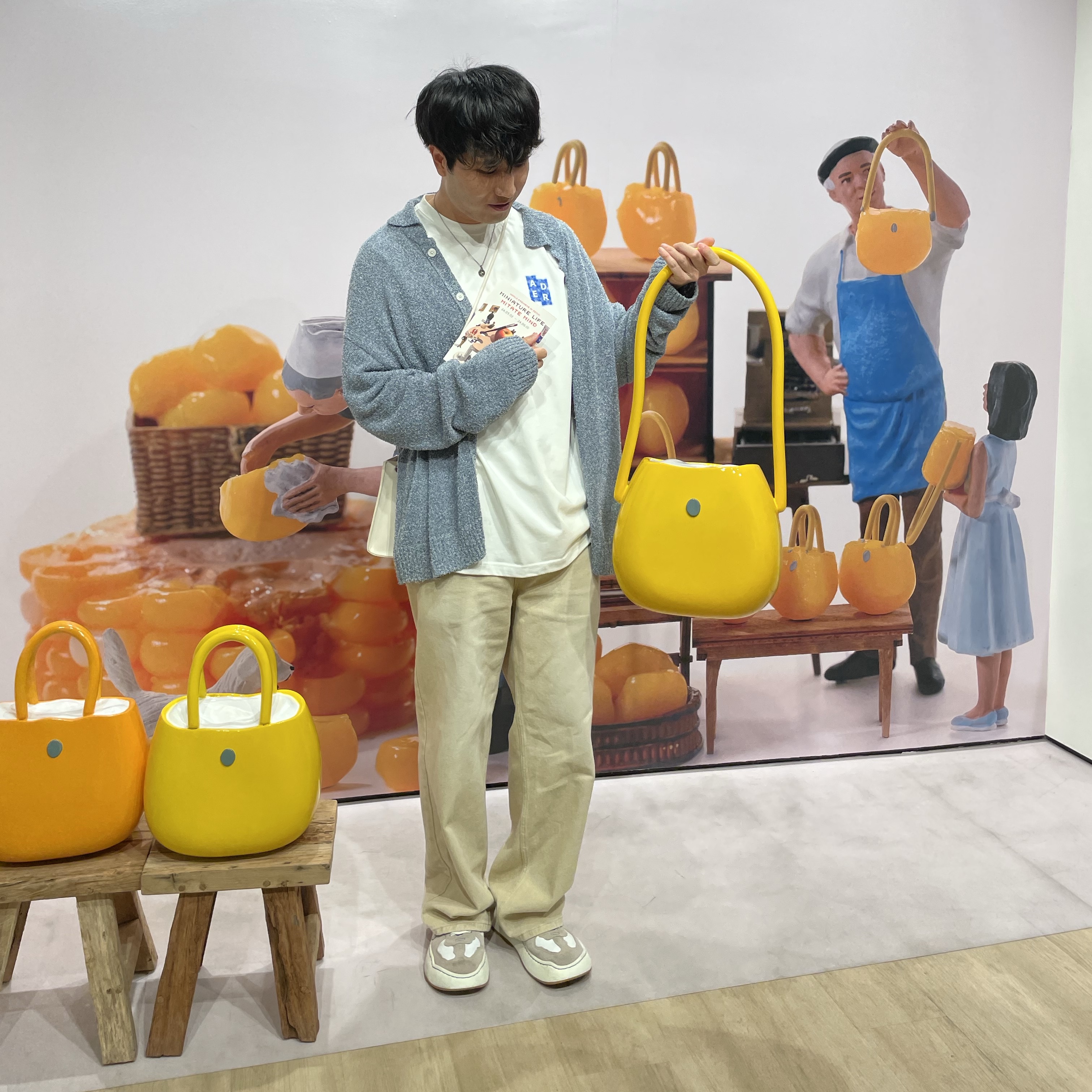 Ader Error Sig; TRS/BL Tag T-Shirt 04 Off White, Ader Error Log; Baus Off White 착용 스타일