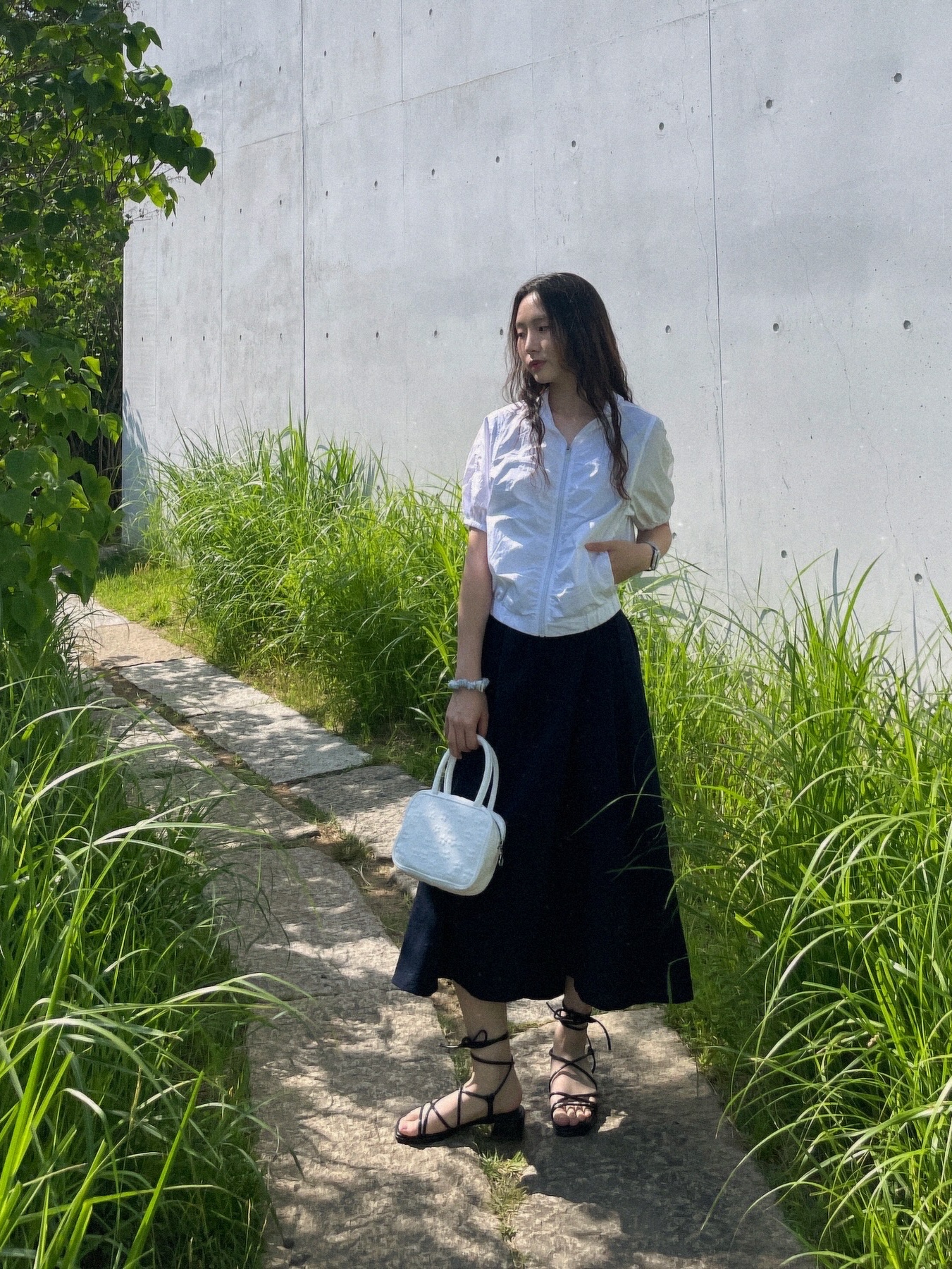 LOTS YOU Lumpy Bumpy Tote Bag White 착용 스타일 - 2