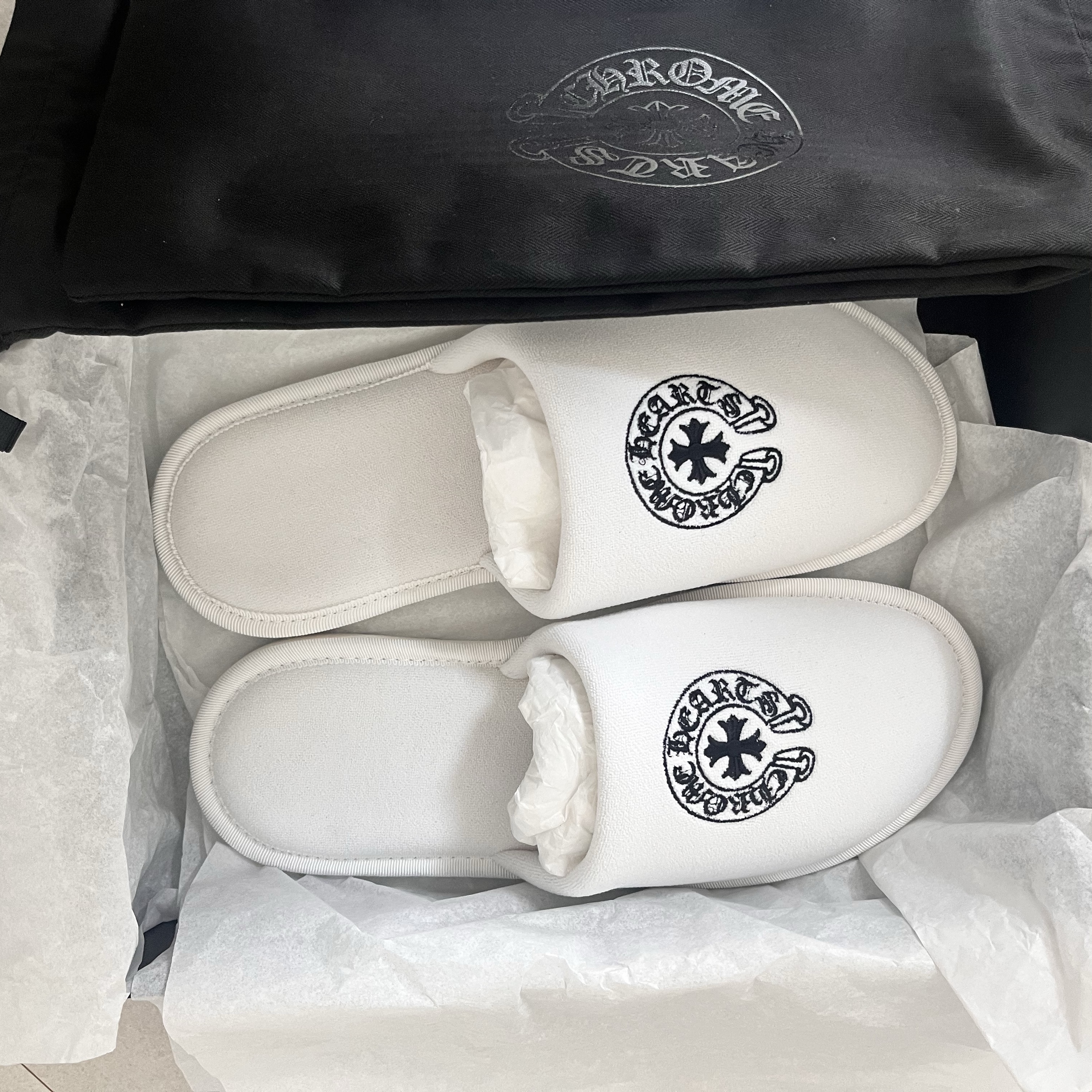 Chrome Hearts Hotel Slippers White 착용 스타일 - 2
