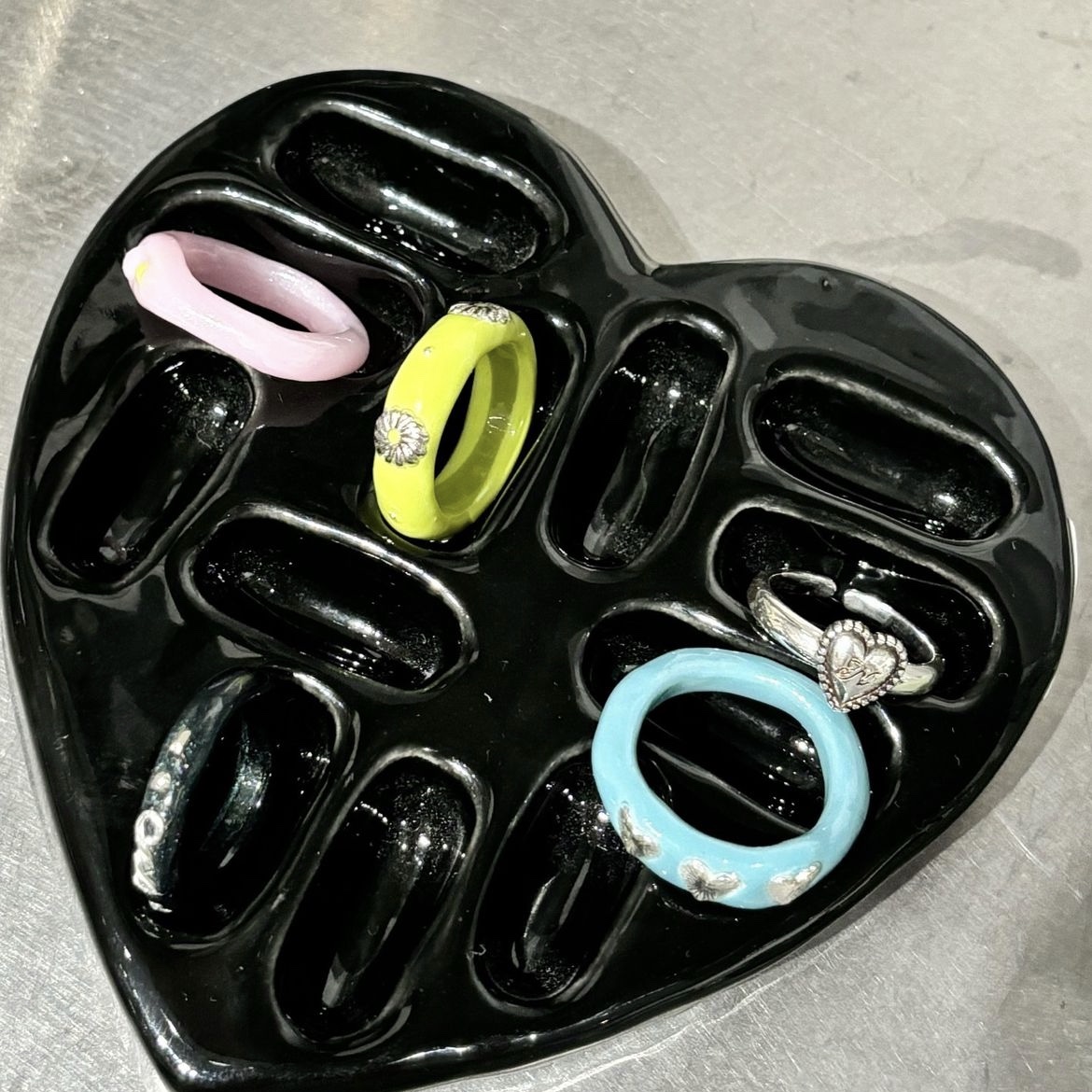 Nff Shield Heart Ring Pale Blue, Nff Antique Aureole Ring Green 착용 스타일